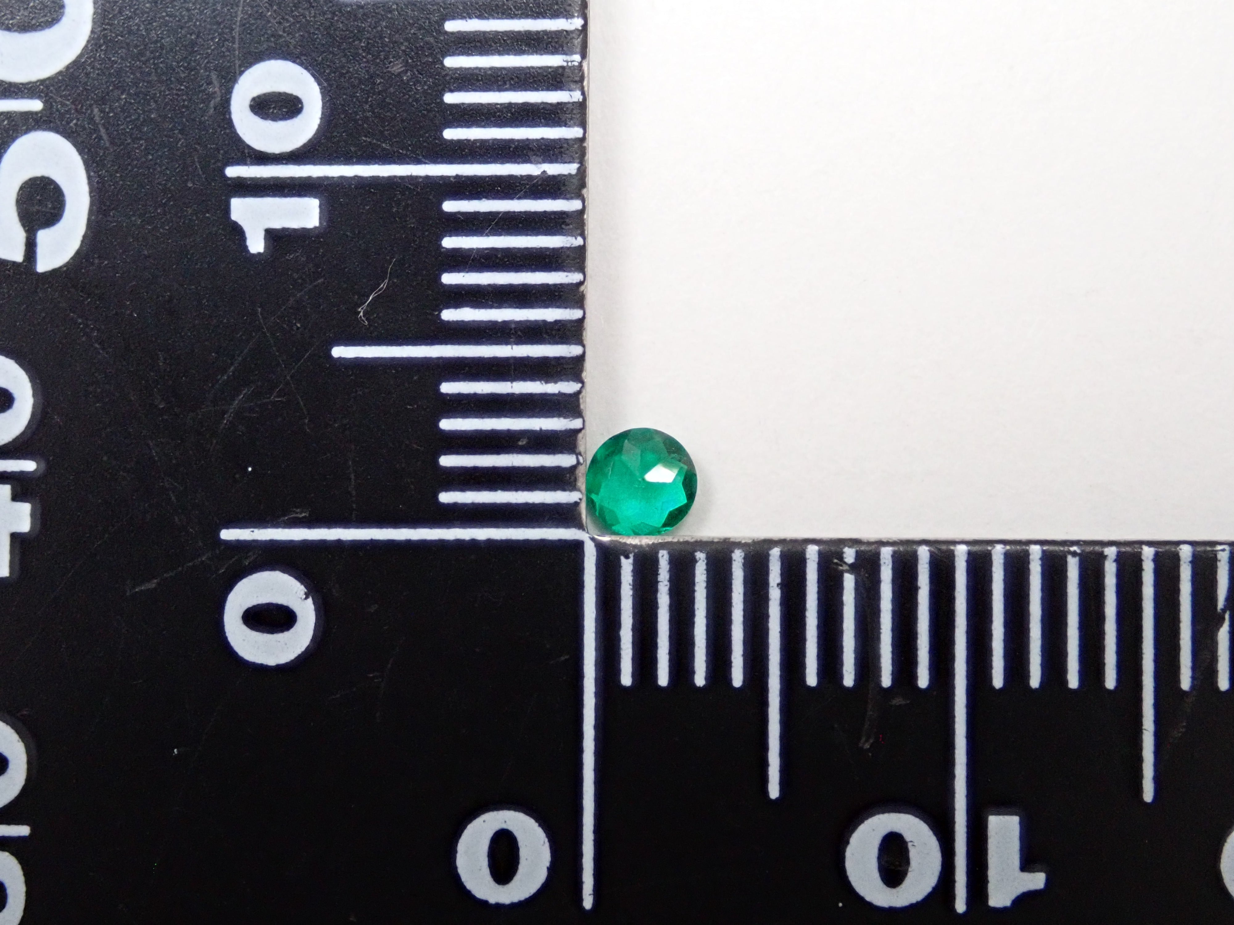 コロンビア産エメラルド 3.0mm/0.082ctルース
