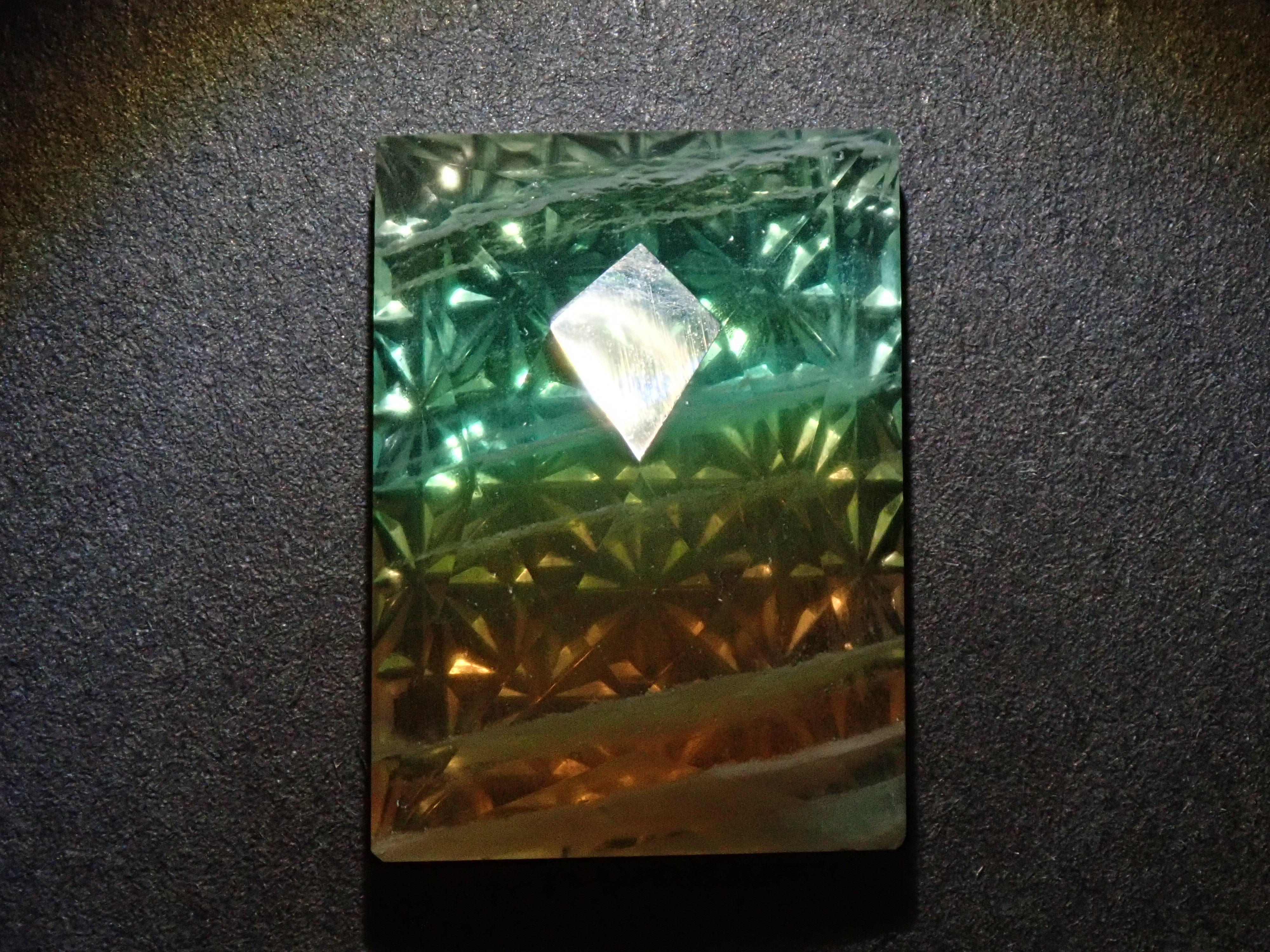 【甲州貴石切子】バイカラーフローライト 20.850ctルース《コラボ》 ワッペン付