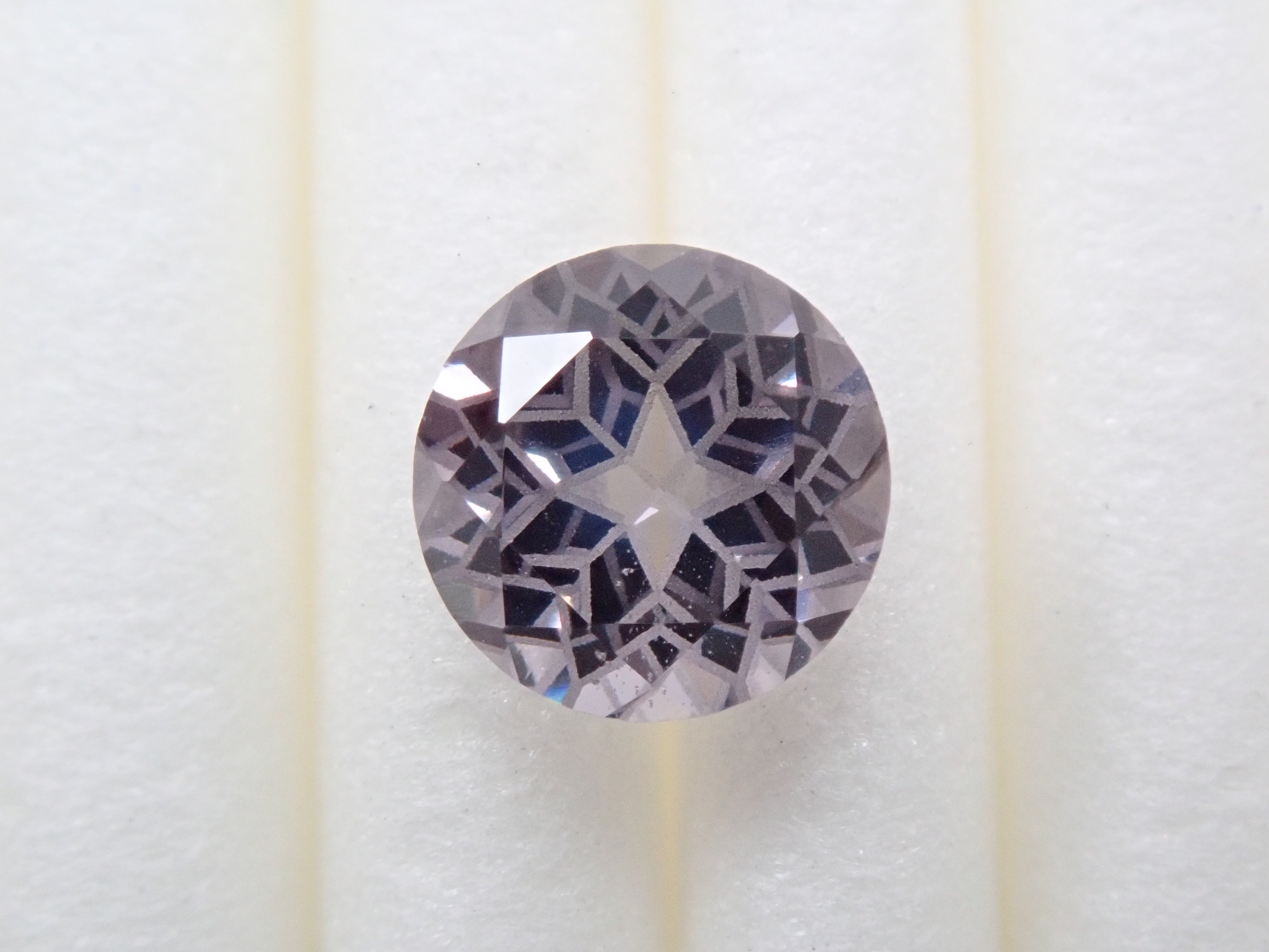 【ダンデライオンカット】スピネル 5.7mm ルース《コラボ》(パープリッシュグレイ)ワッペン付