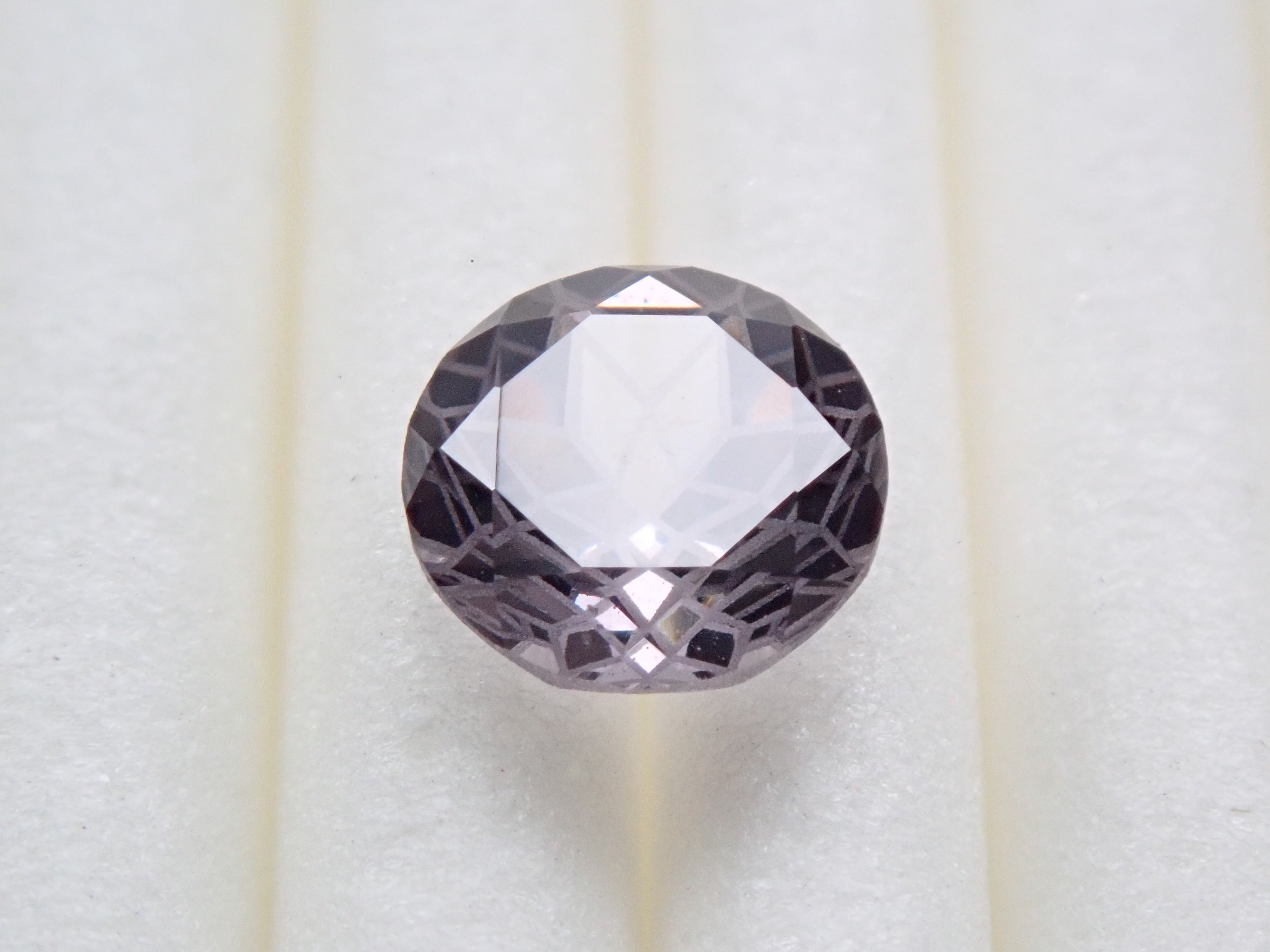 【ダンデライオンカット】スピネル 5.7mm ルース《コラボ》(パープリッシュグレイ)ワッペン付
