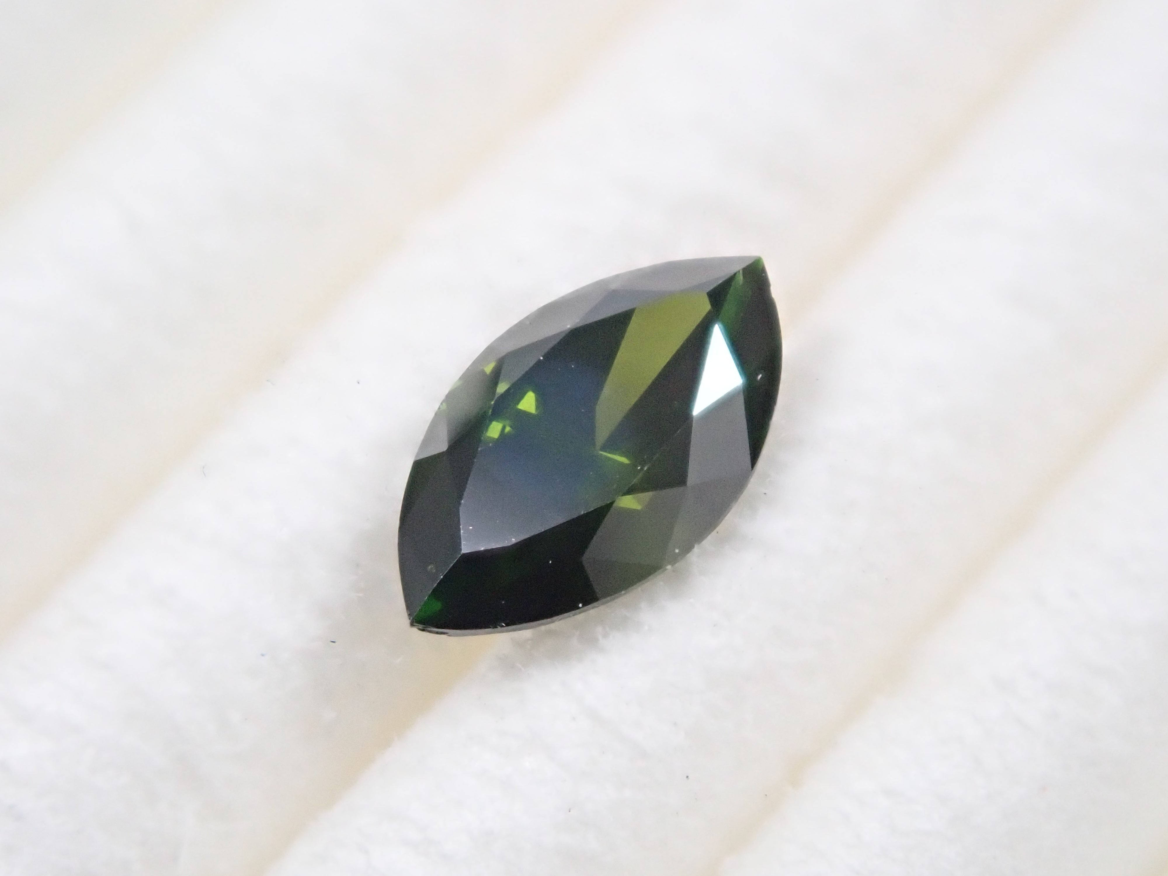 フォレストグリーンダイヤモンド(トリートメント) 0.326ctルース(FANCY DARK GRAY GREEN, SI-2)