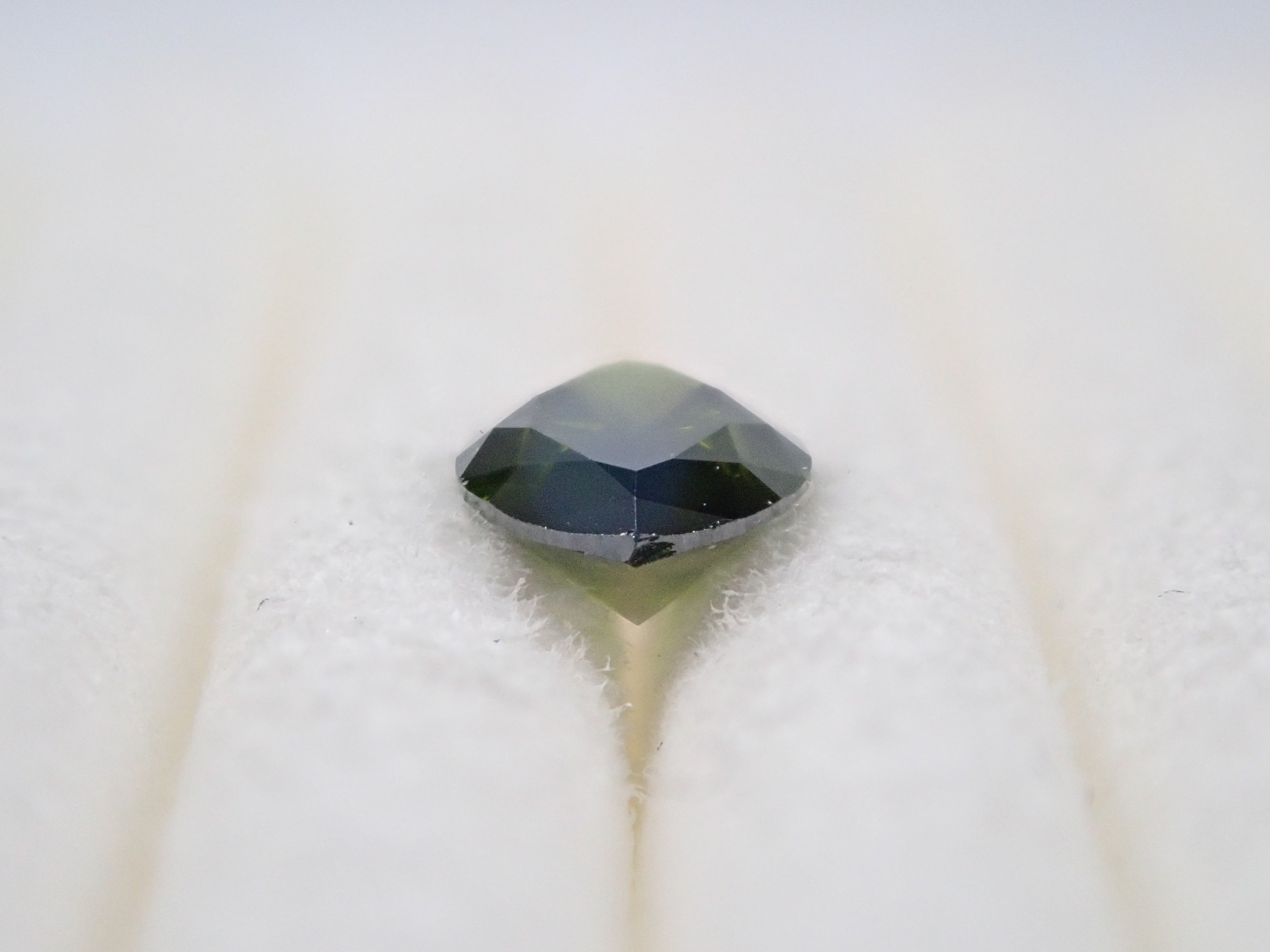 フォレストグリーンダイヤモンド(トリートメント) 0.326ctルース(FANCY DARK GRAY GREEN, SI-2)