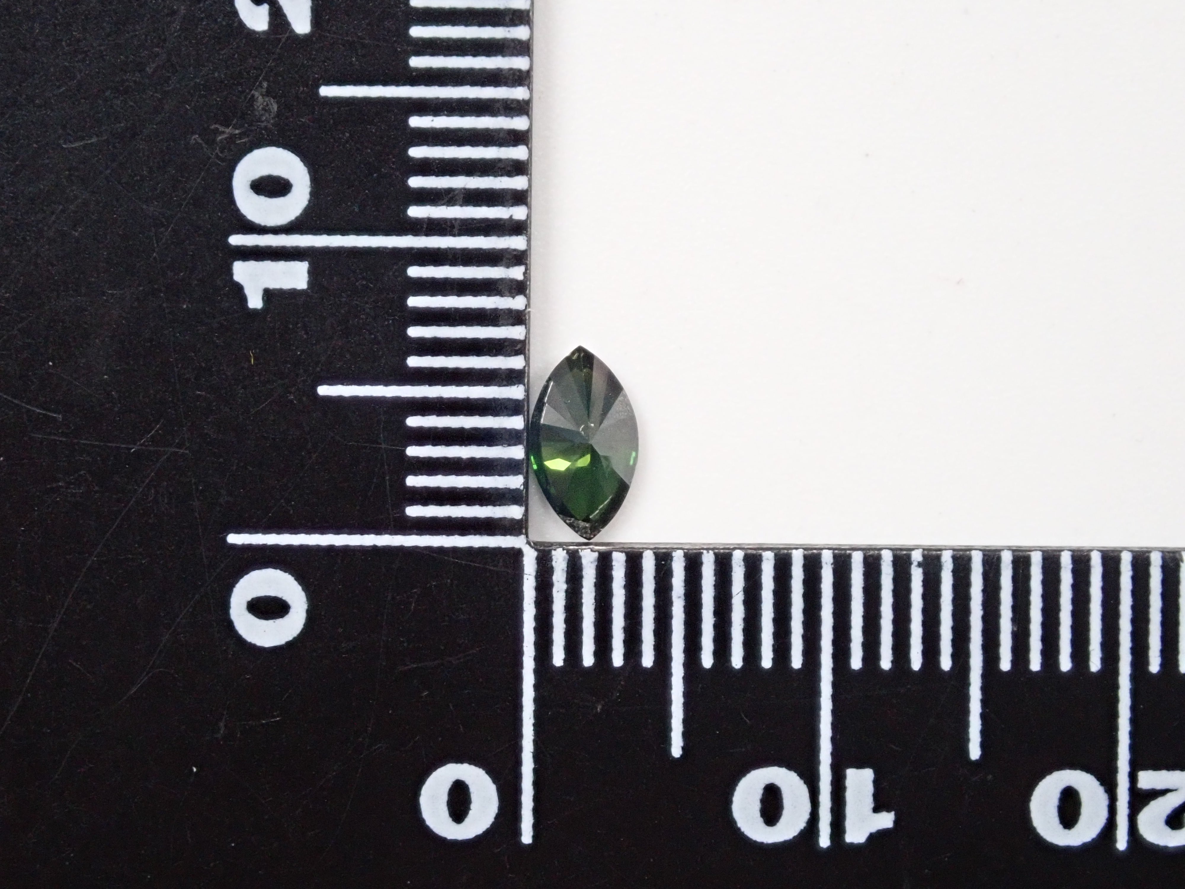フォレストグリーンダイヤモンド(トリートメント) 0.326ctルース(FANCY DARK GRAY GREEN, SI-2)