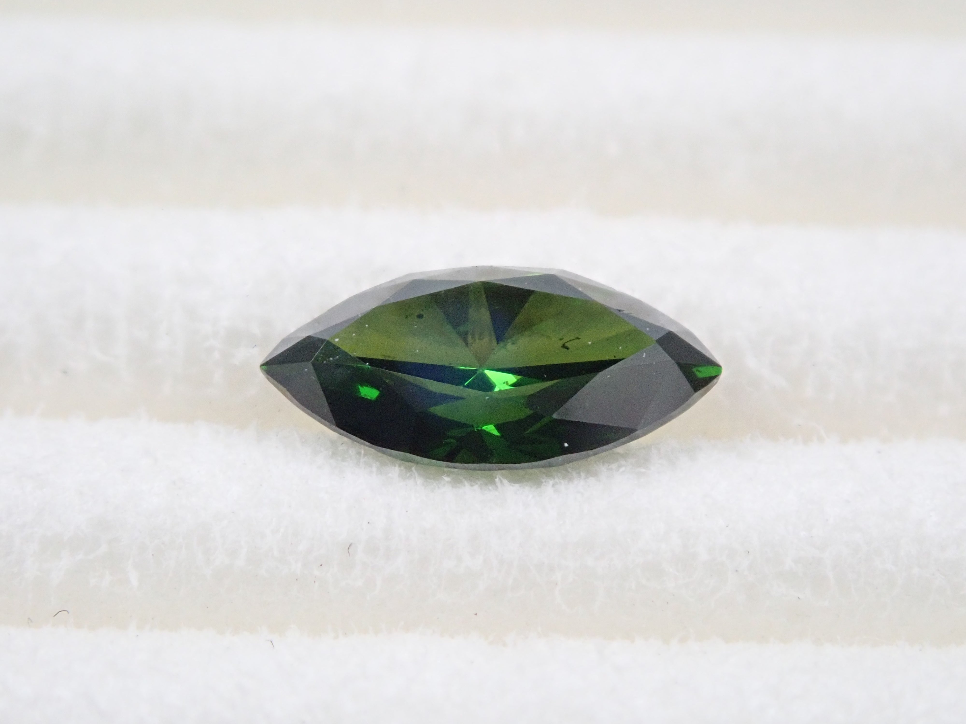 フォレストグリーンダイヤモンド(トリートメント) 0.431ctルース(FANCY DARK GRAY GREEN, SI-2)