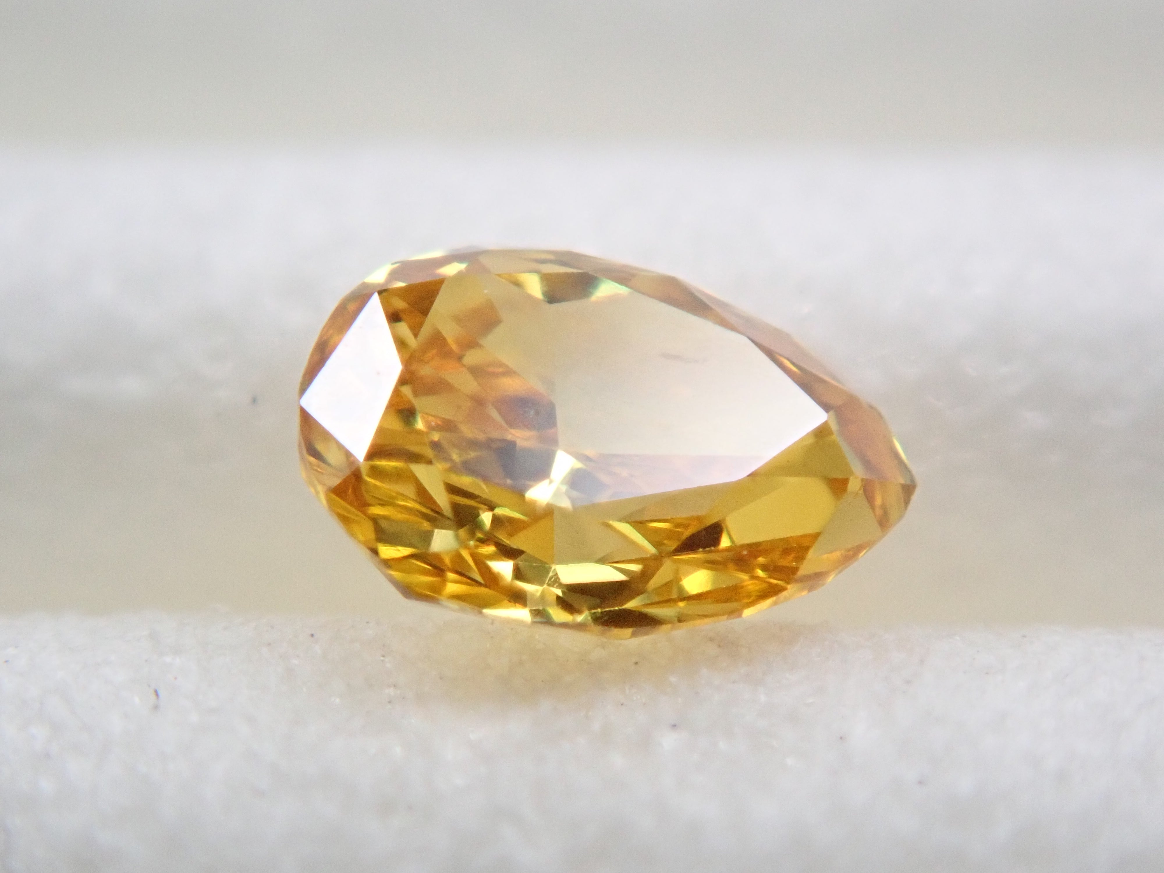 【32501256掲載】イエローダイヤモンド 0.167ctルース(FANCY VIVID ORANGY YELLOW, VS-2)