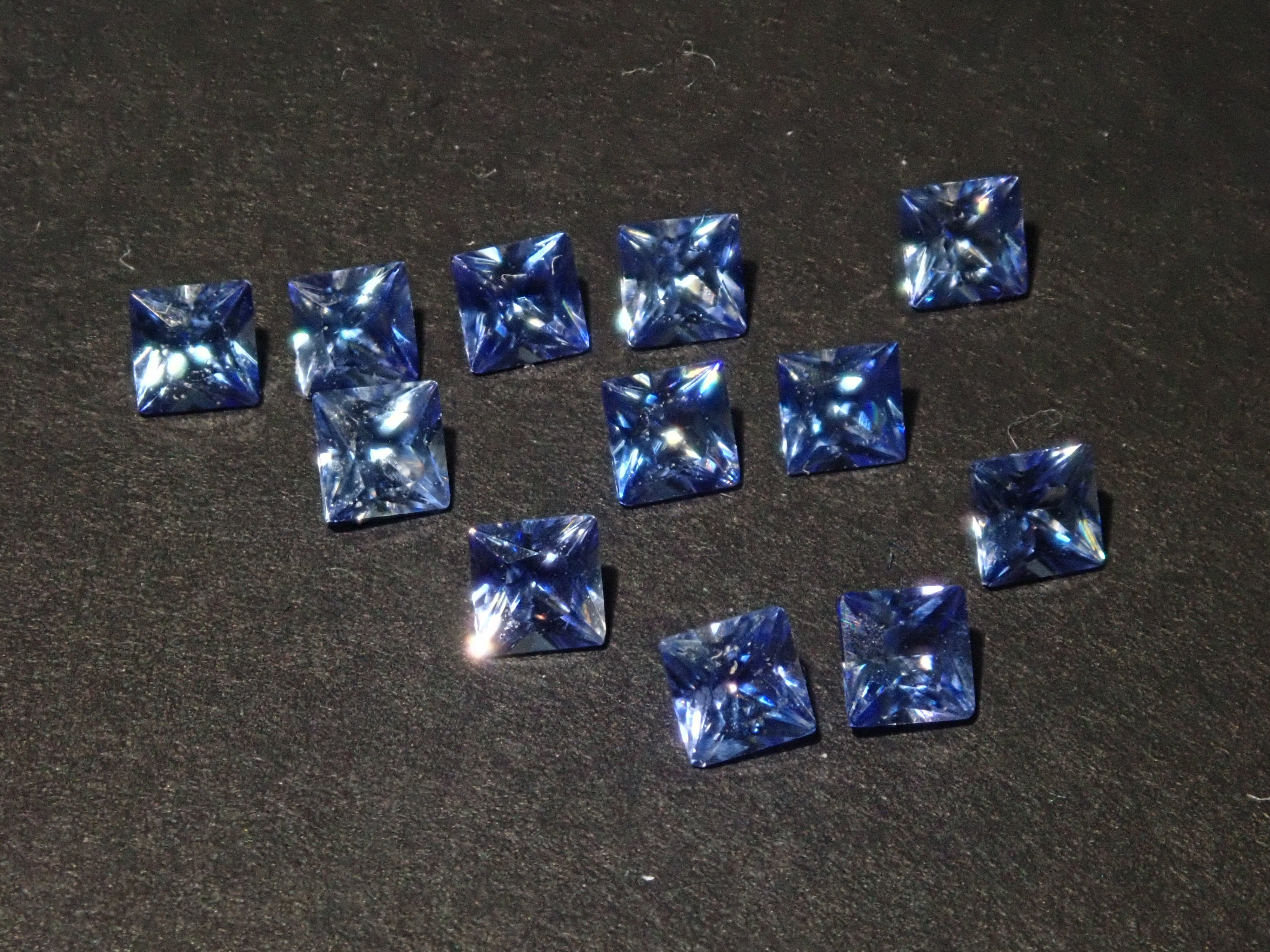 ベニトアイト1石(プリンセスカット,2.2mm)