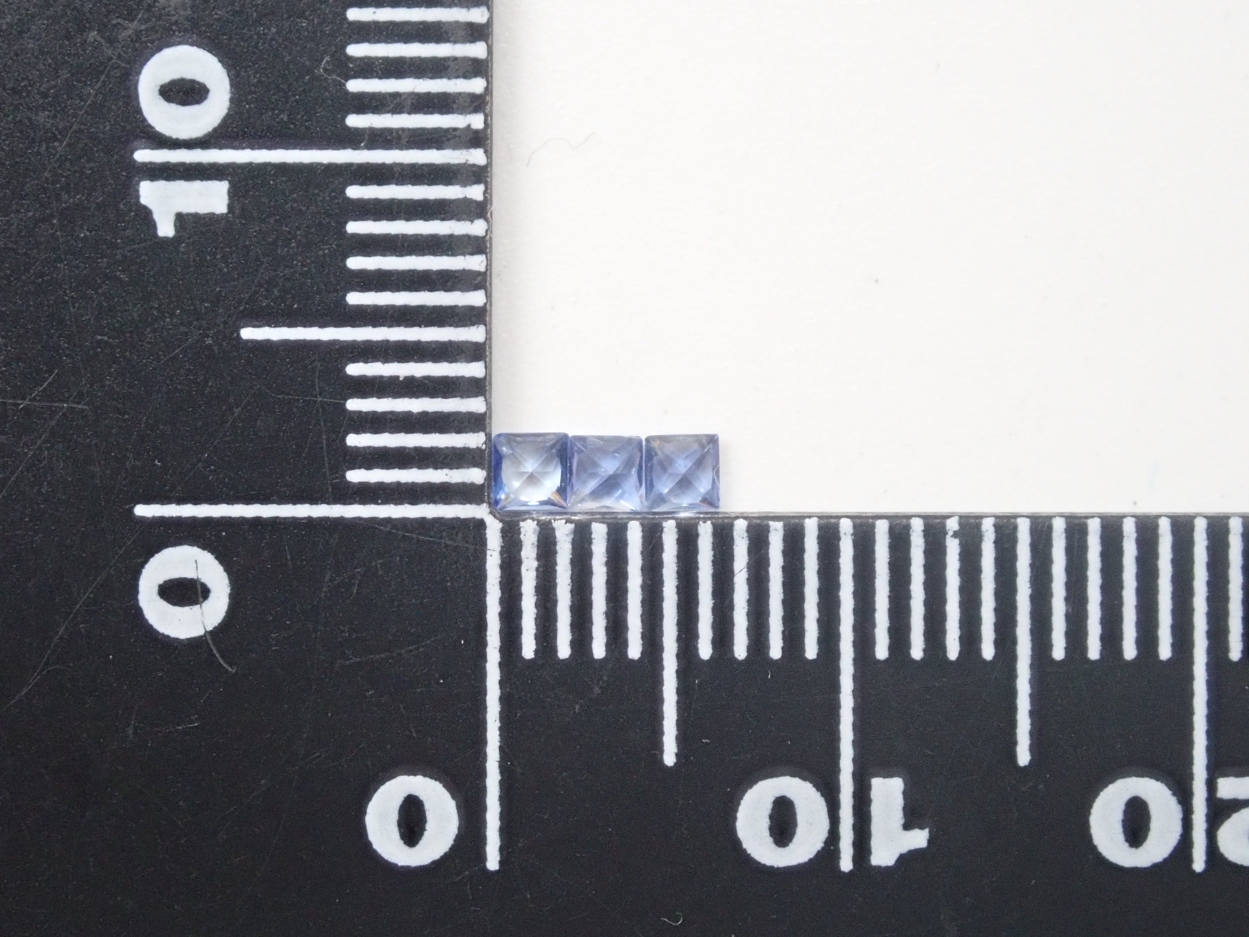 ベニトアイト1石(プリンセスカット,2.2mm)