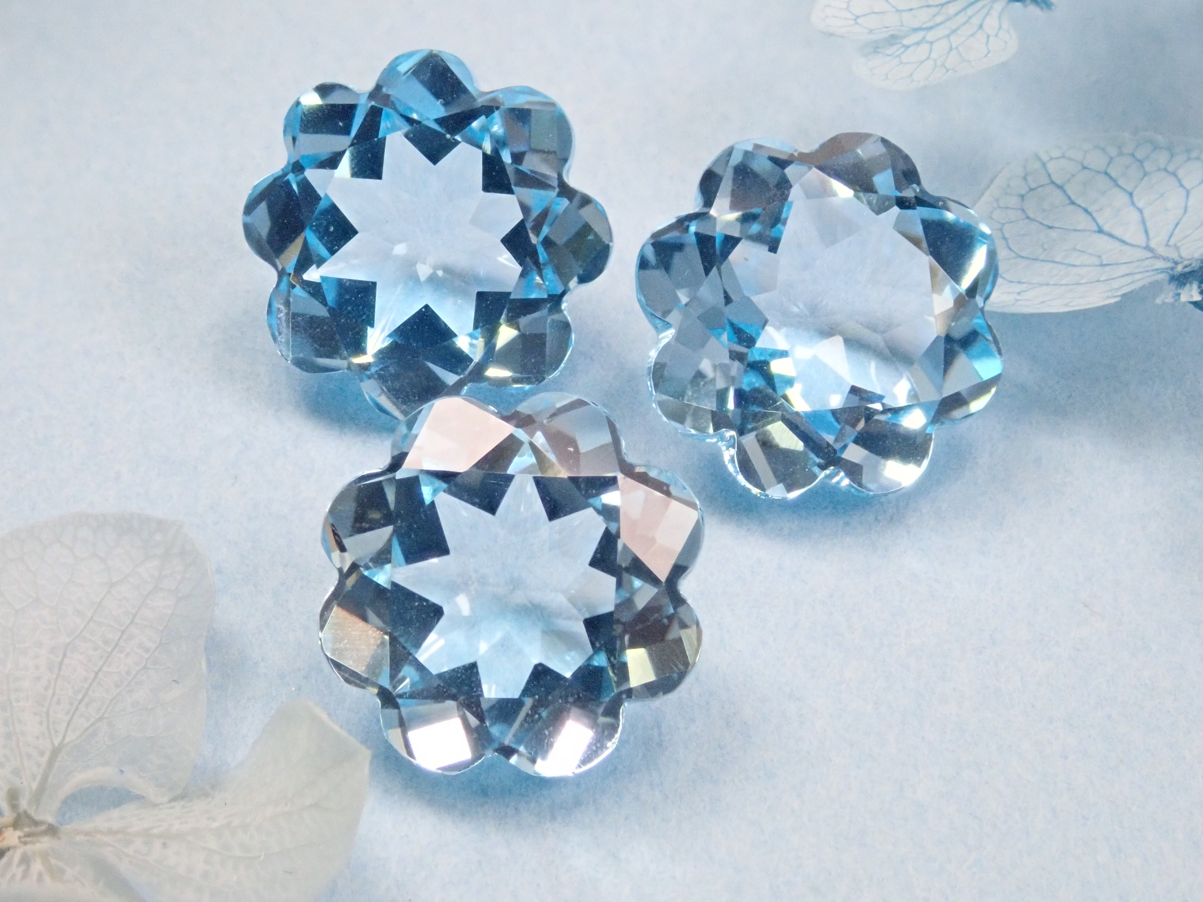 スカイブルートパーズ 1石(10mm、フラワーカット)《複数購入割引有》