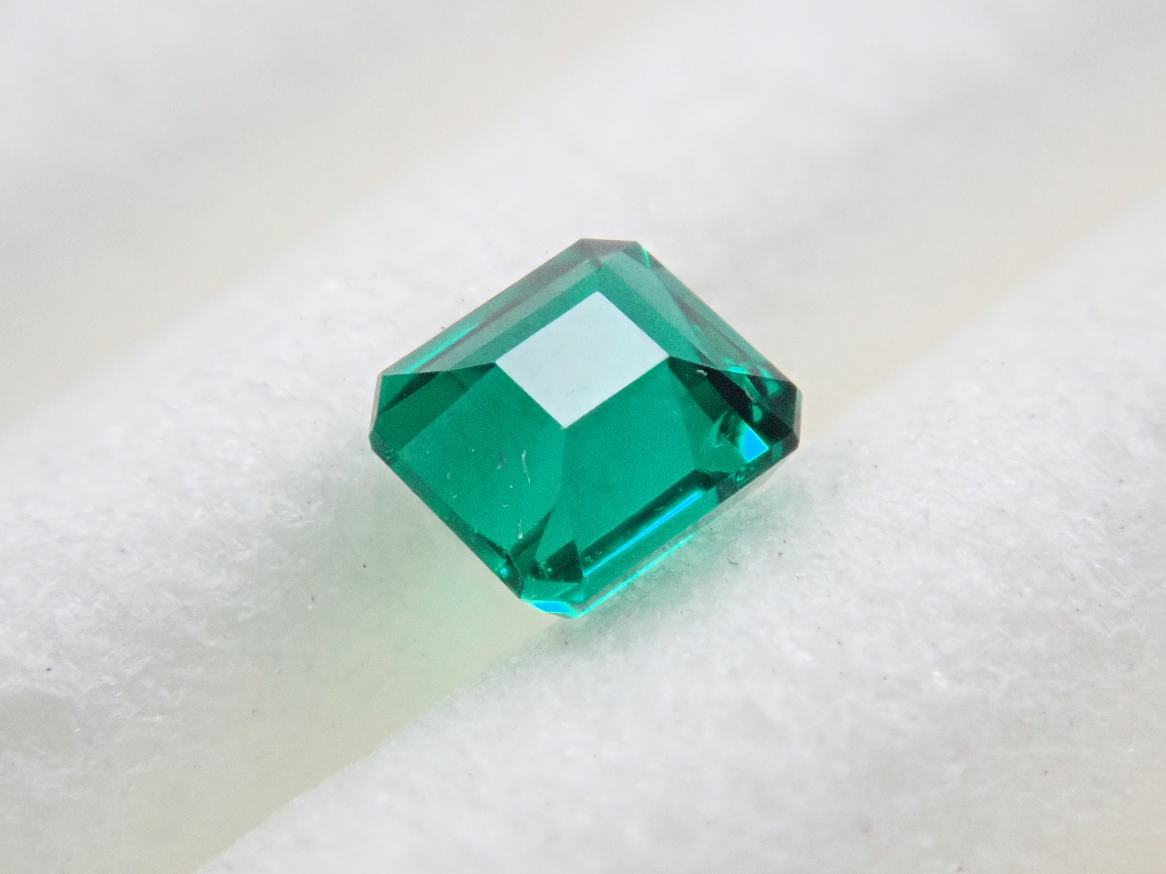 コロンビア産ノンオイルエメラルド 0.090ctルース GIA