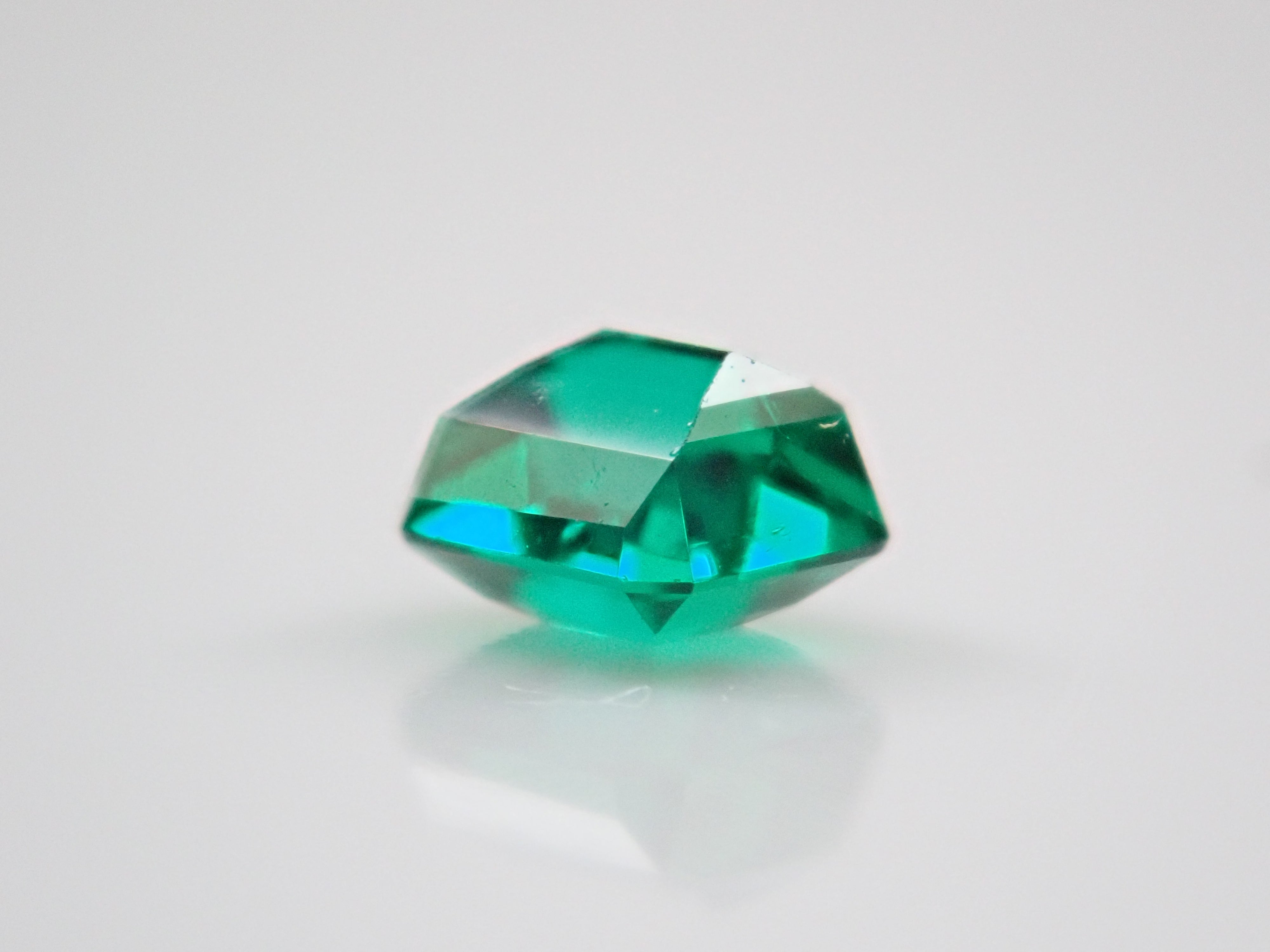 コロンビア産ノンオイルエメラルド 0.090ctルース GIA