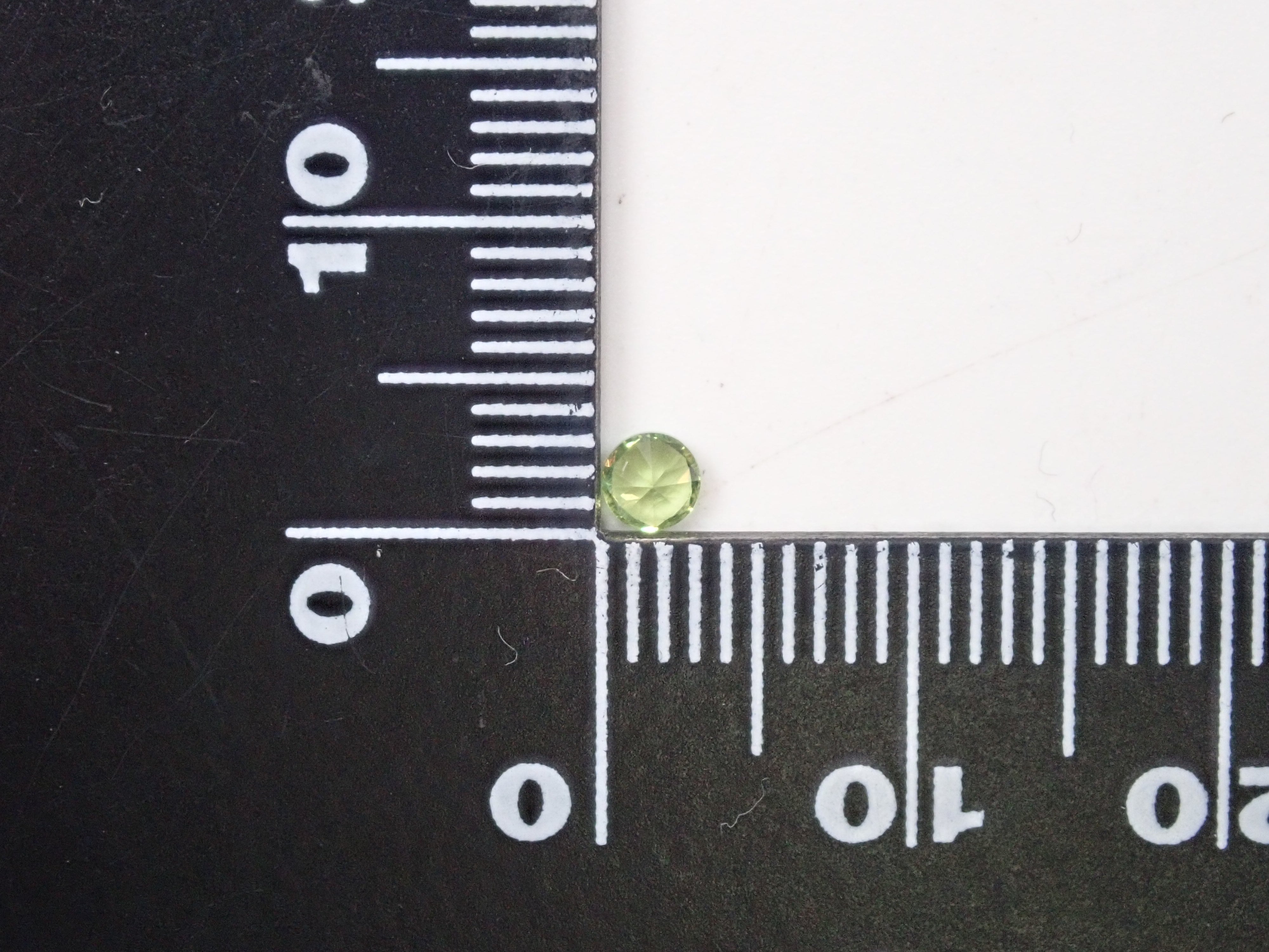 ロシア産デマントイドガーネット(ホーステール認む) 3.2mm/0.175ctルース
