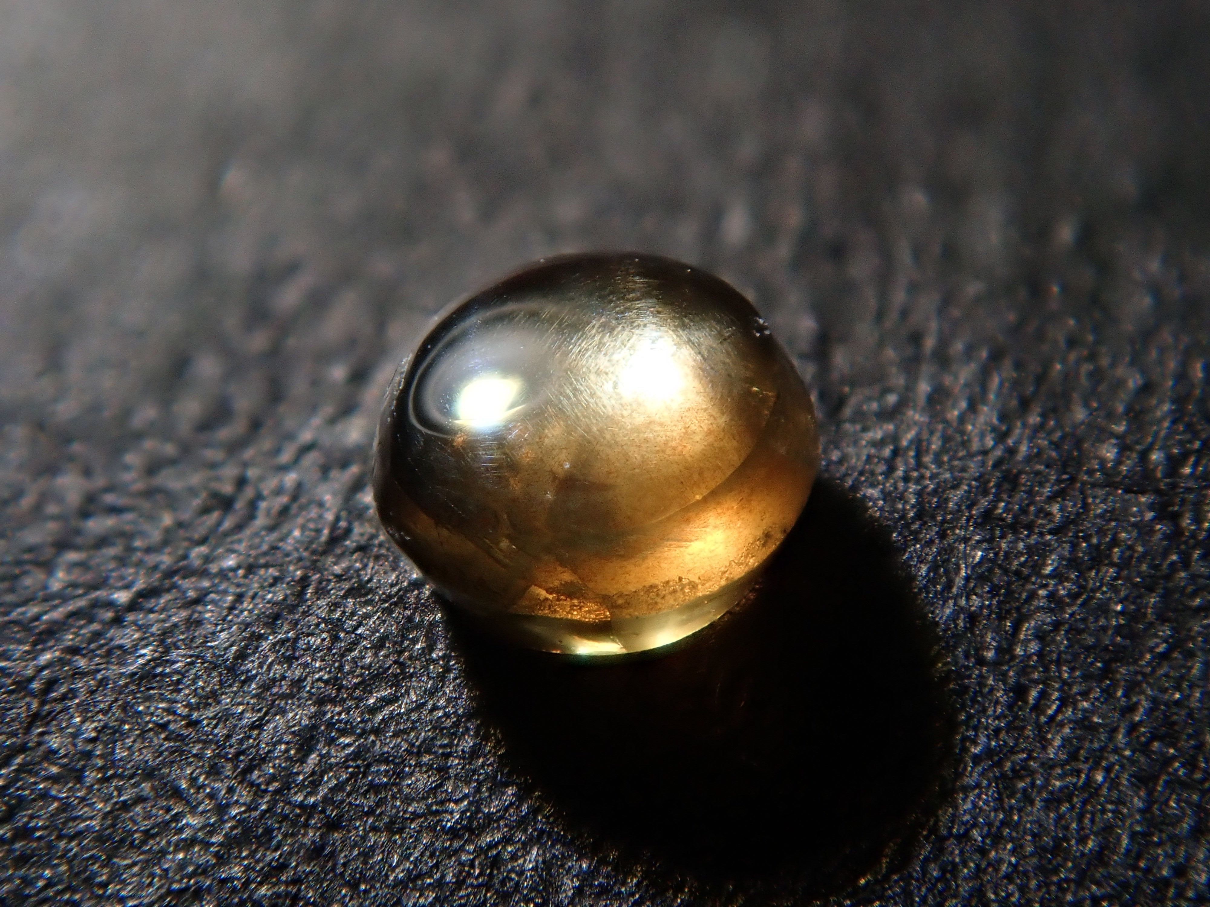 ゴールドシーンサファイア 2.2mm/0.068ctルース