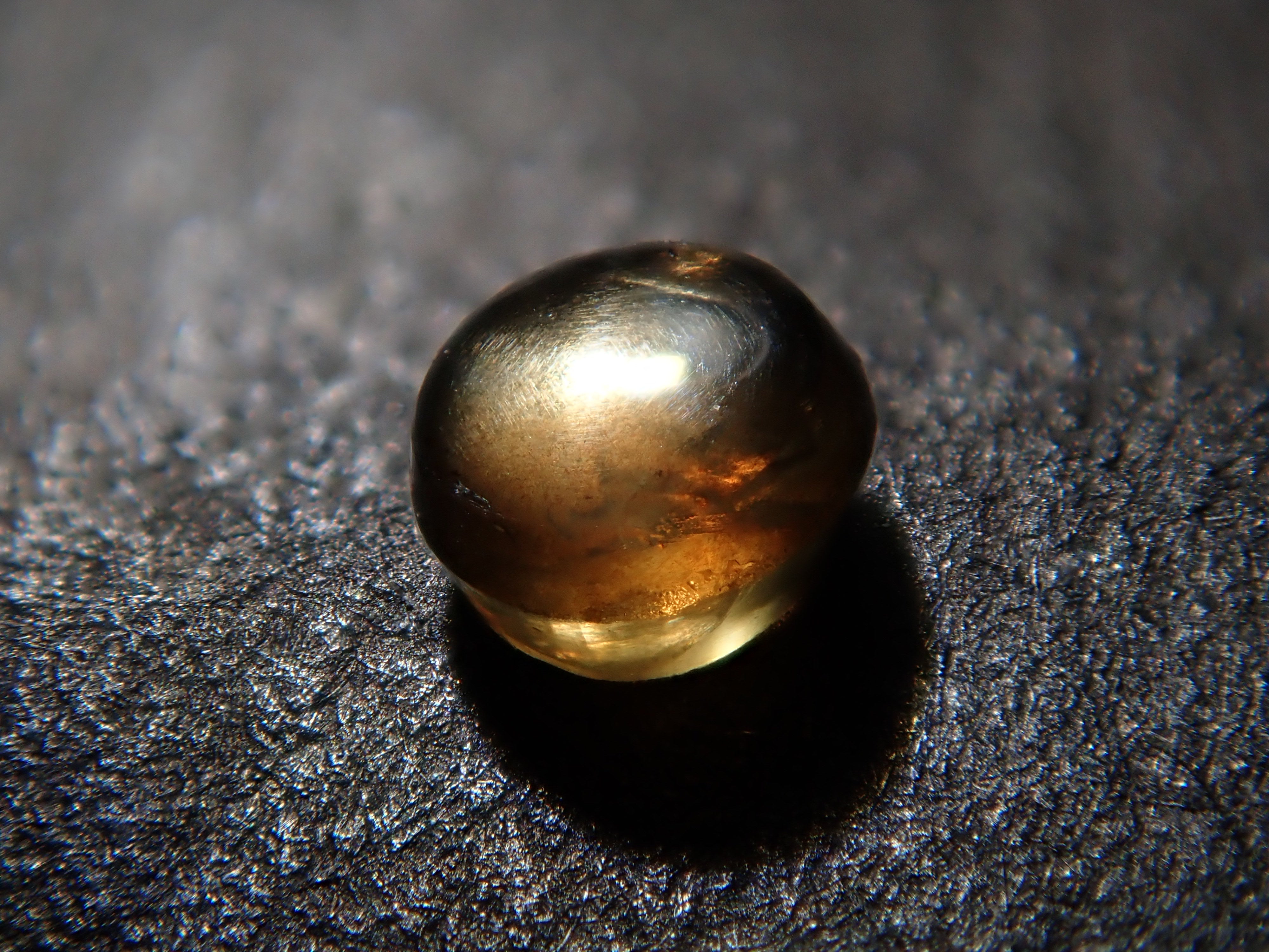 ゴールドシーンサファイア 2.2mm/0.068ctルース