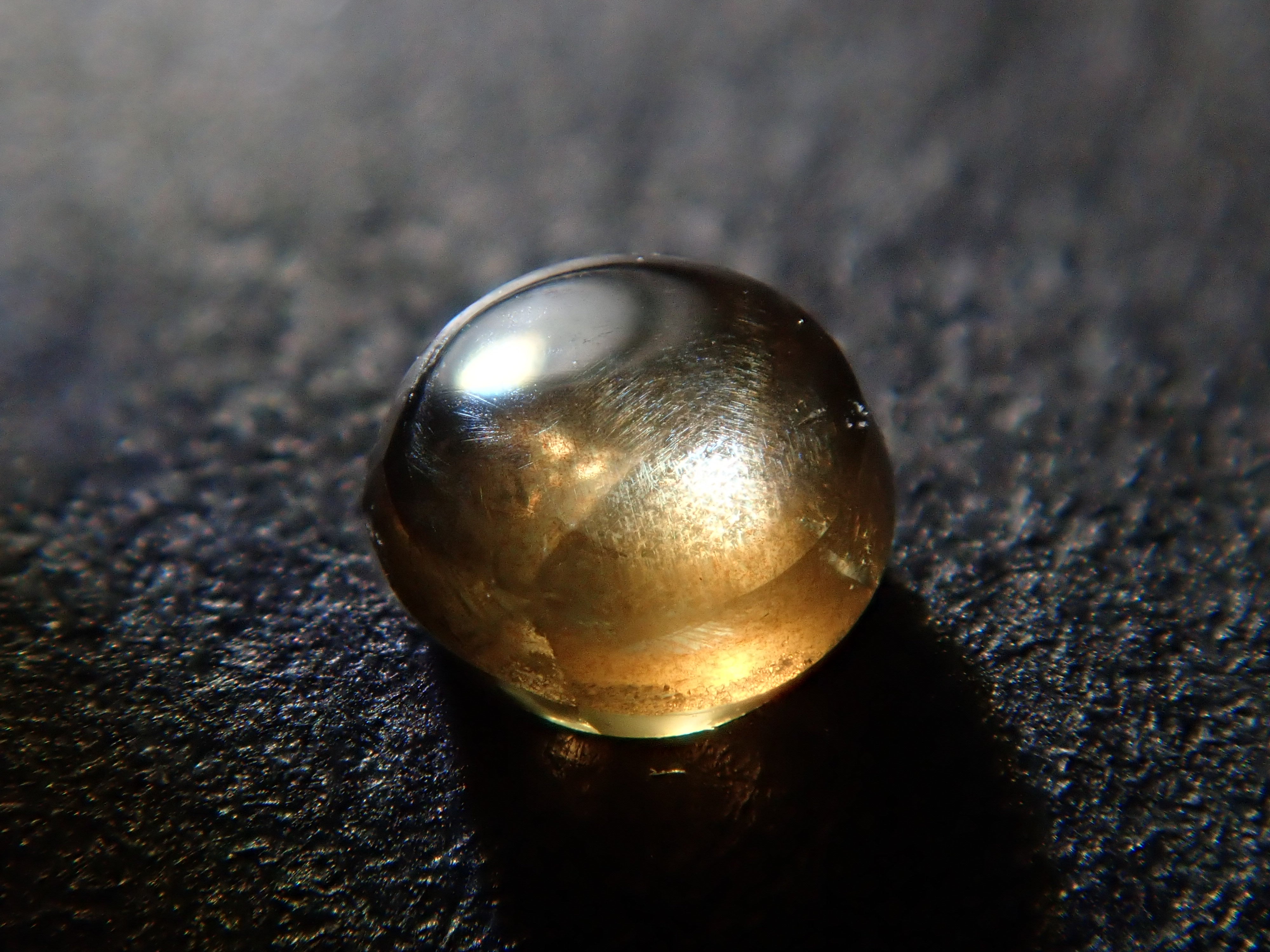 ゴールドシーンサファイア 2.2mm/0.068ctルース