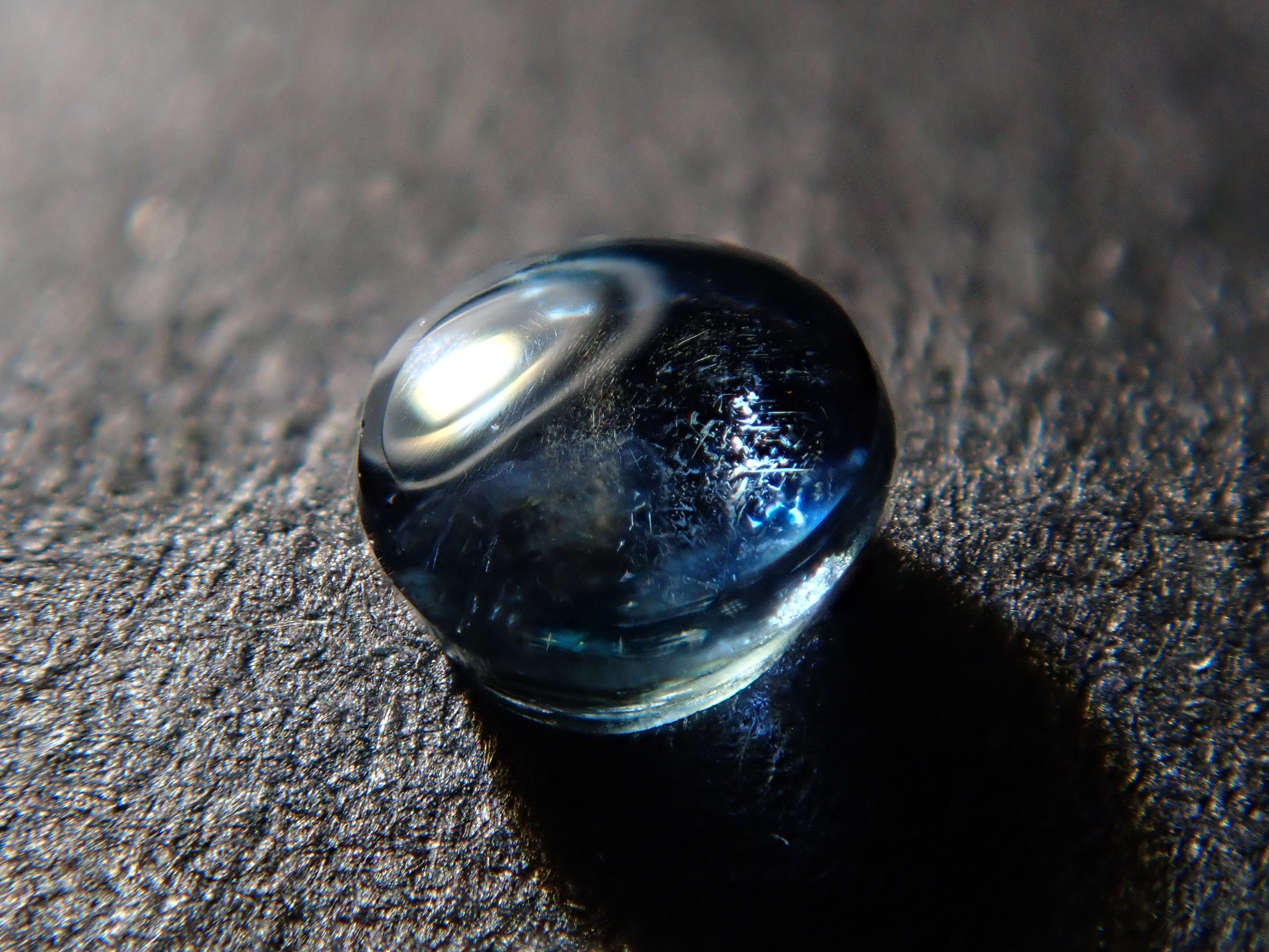 ゴールドシーンサファイア 2.4mm/0.086ctルース