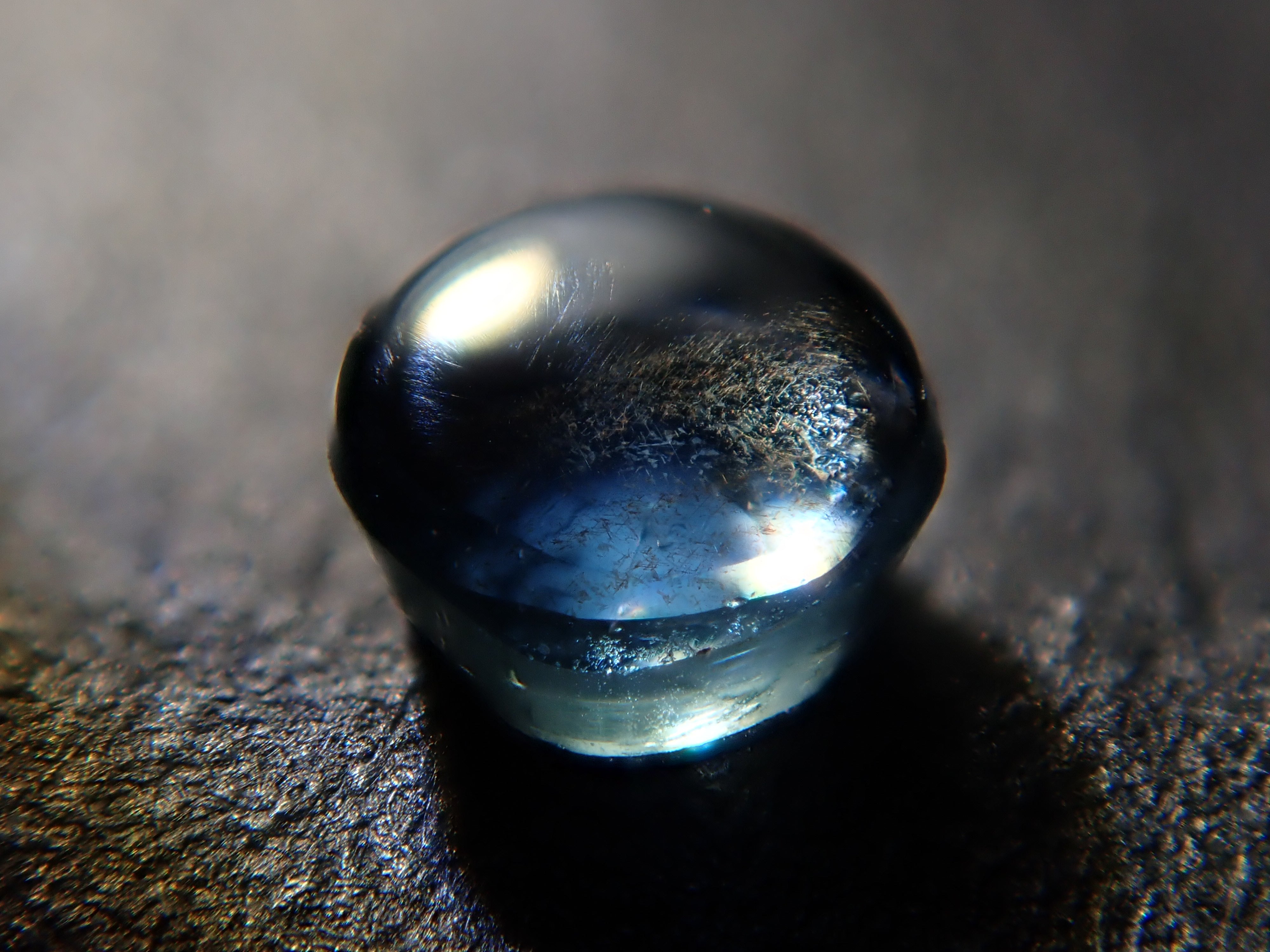 ゴールドシーンサファイア 2.4mm/0.086ctルース