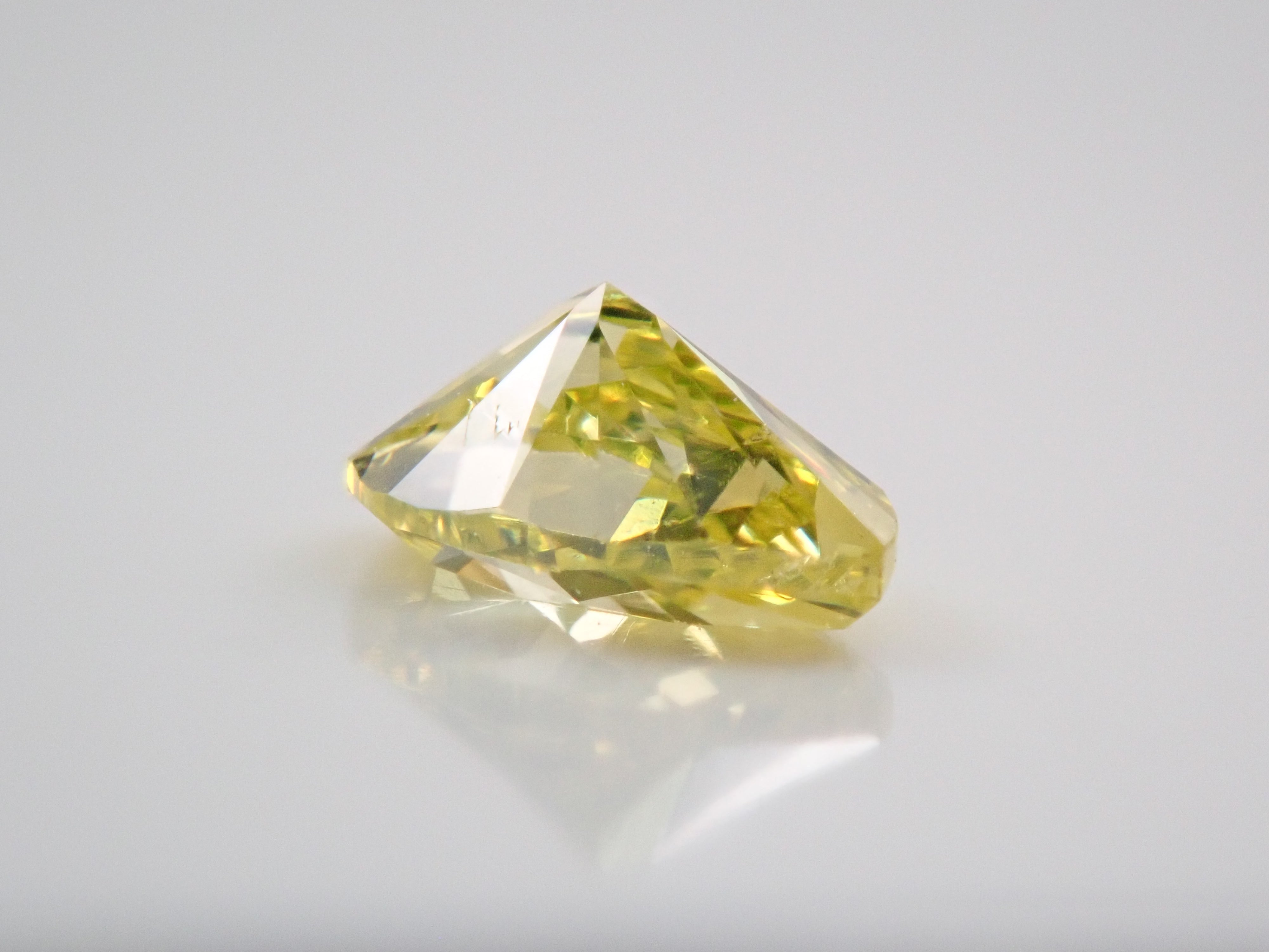 【32501403掲載】イエローダイヤモンド(トリートメント) 0.260ctルース(FANCY INTENSE GREENISH YELLOW*, SI-2)