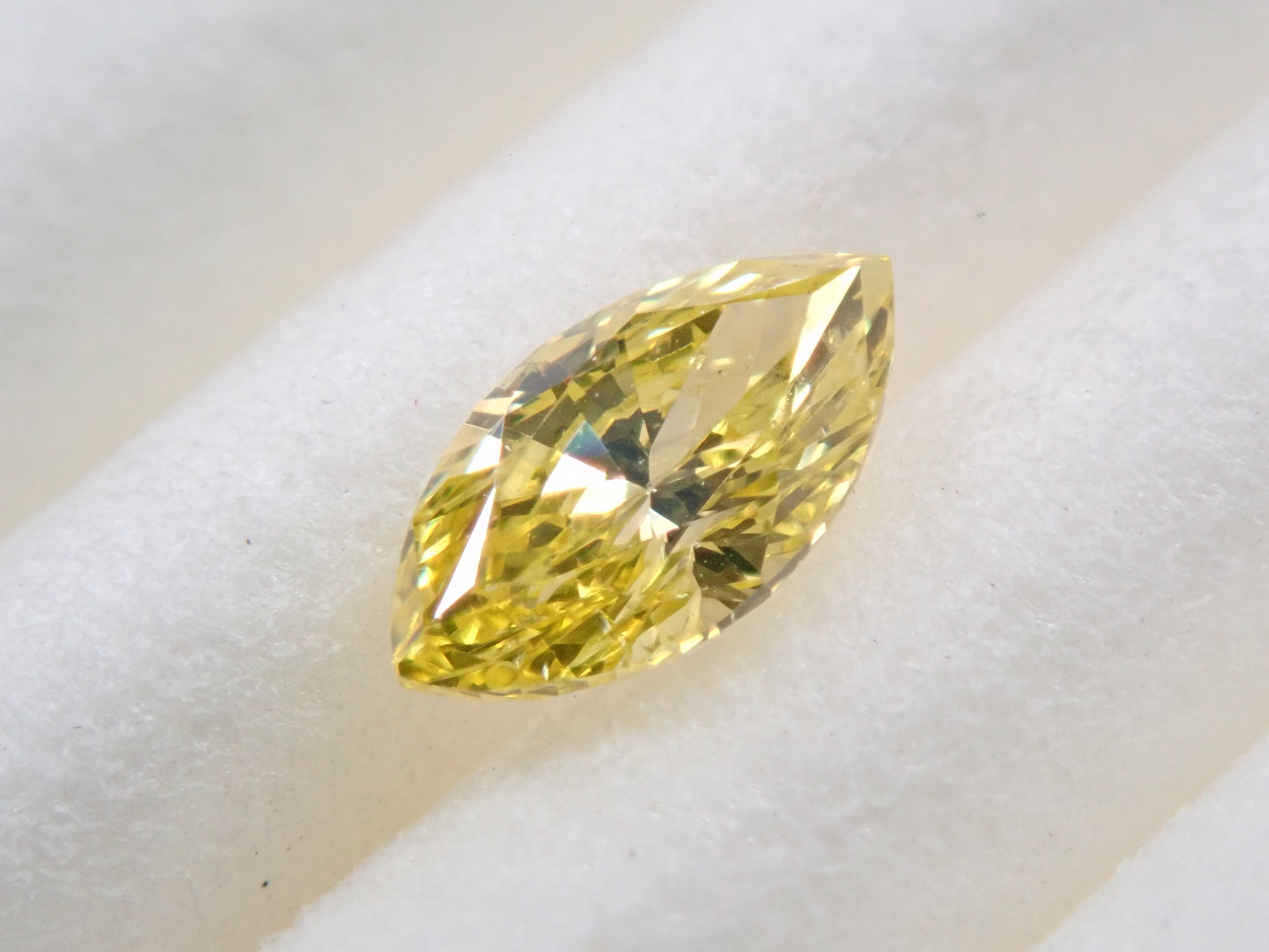 イエローダイヤモンド(トリートメント) 0.190ctルース(FANCY INTENSE YELLOW*, SI-2)