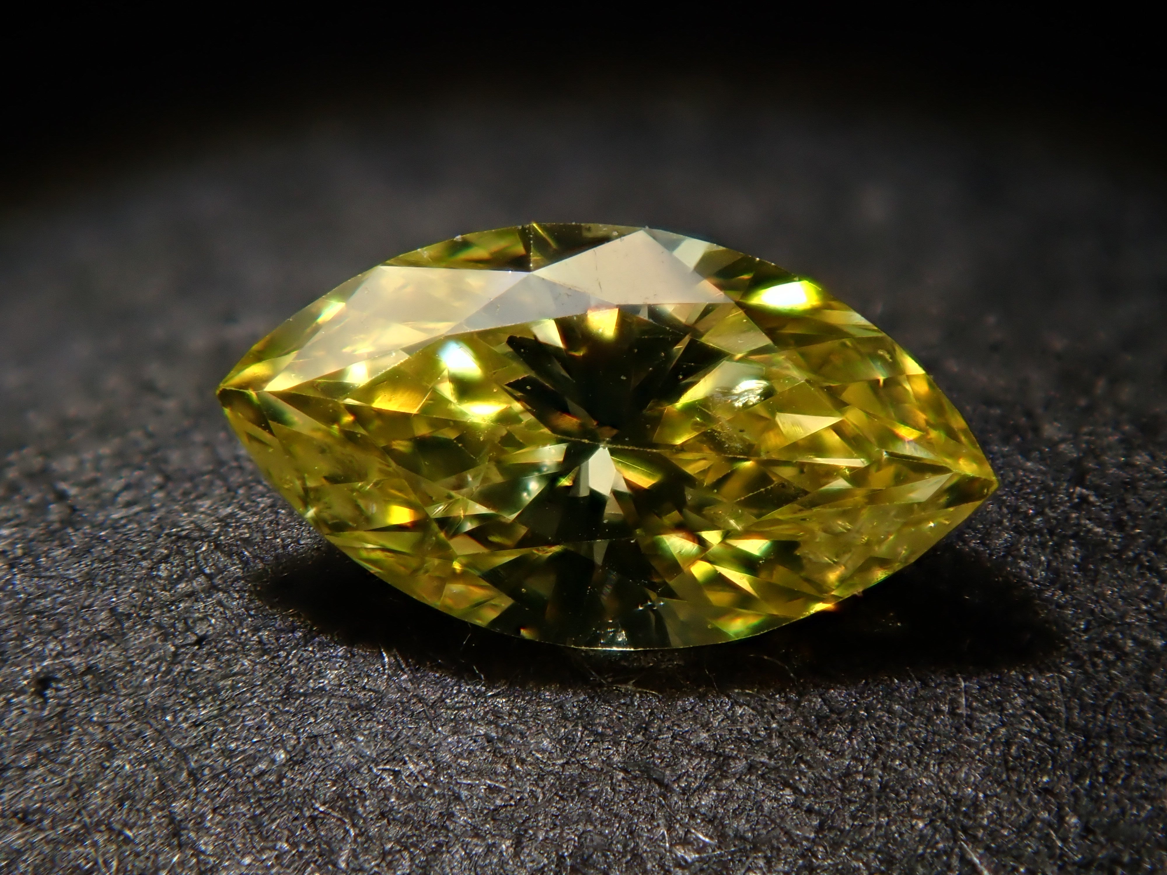 イエローダイヤモンド(トリートメント) 0.190ctルース(FANCY INTENSE YELLOW*, SI-2)