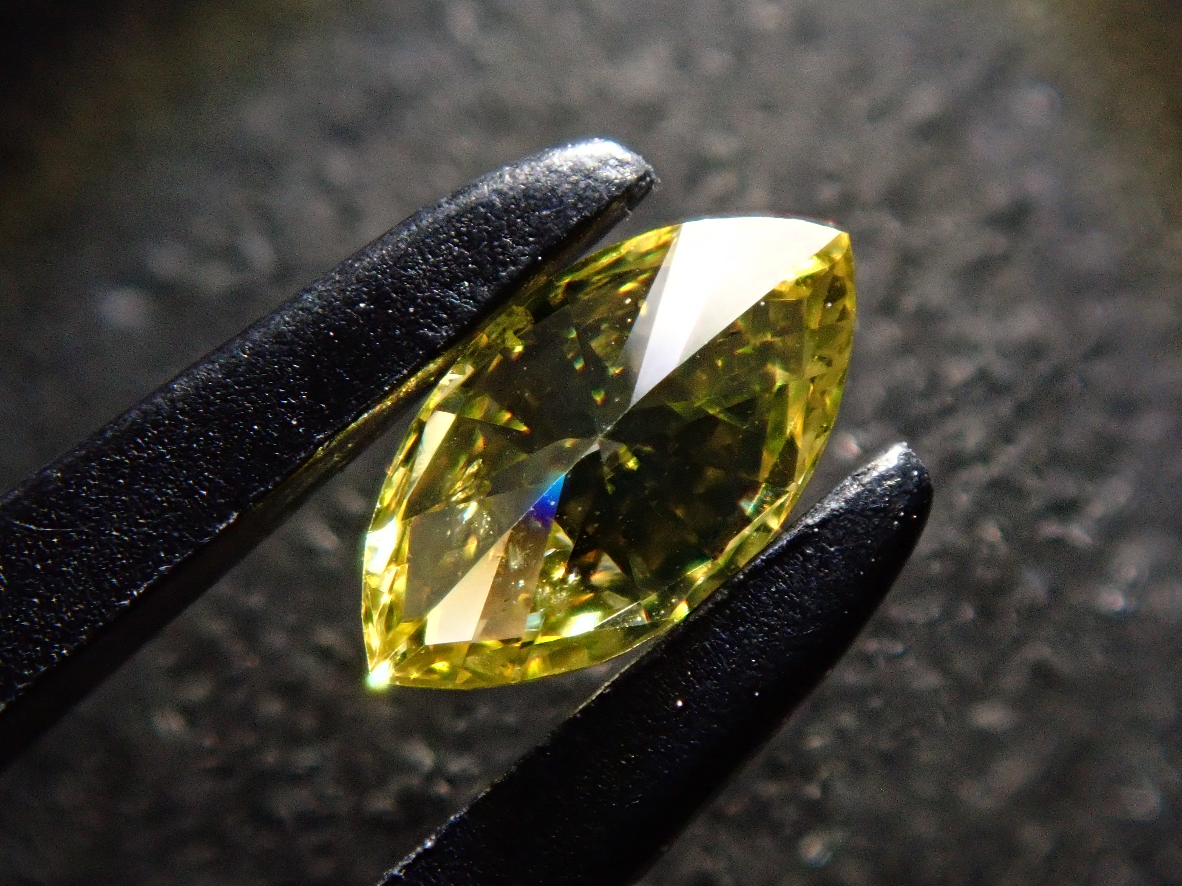 イエローダイヤモンド(トリートメント) 0.190ctルース(FANCY INTENSE YELLOW*, SI-2)