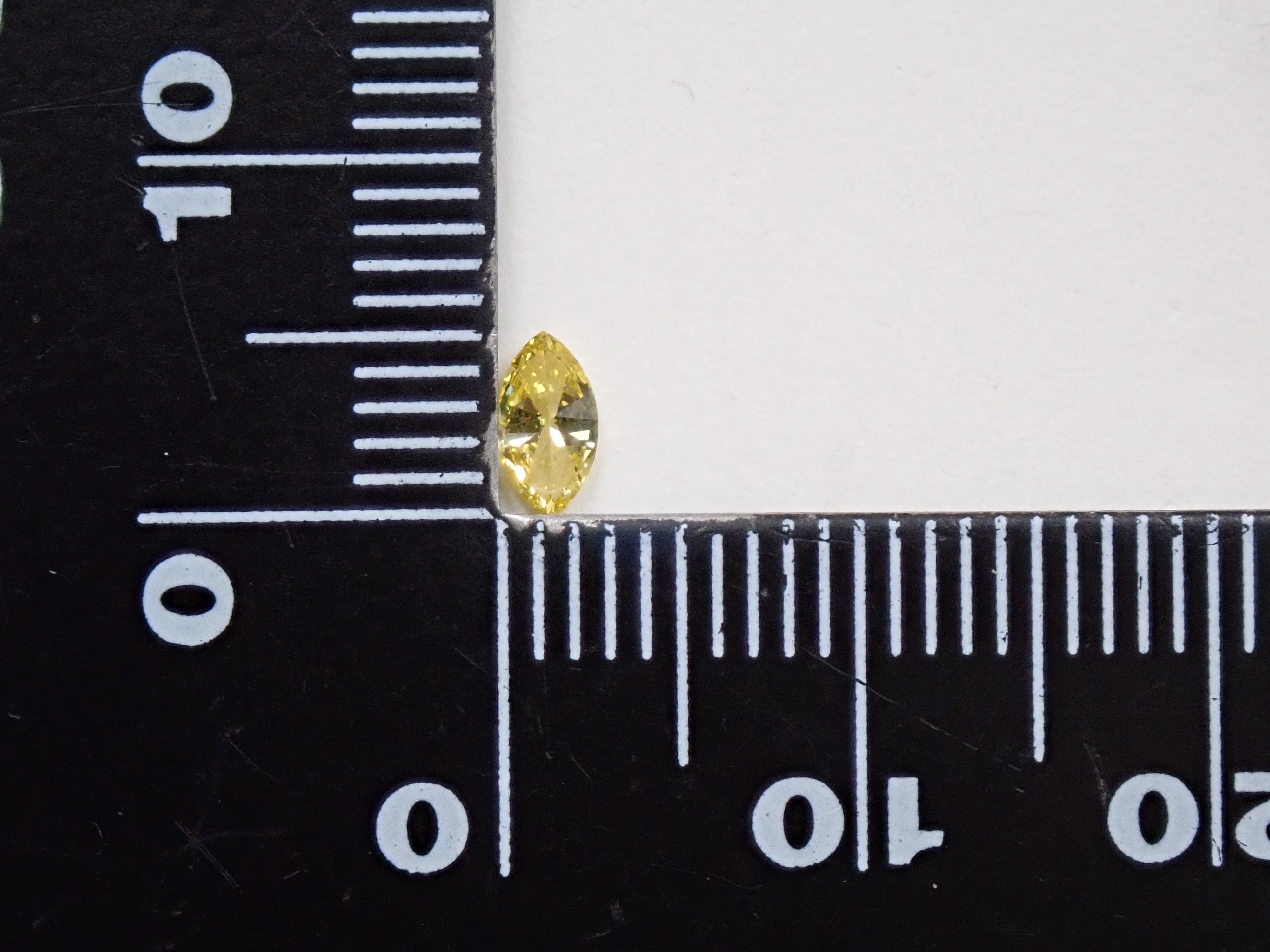 イエローダイヤモンド(トリートメント) 0.190ctルース(FANCY INTENSE YELLOW*, SI-2)