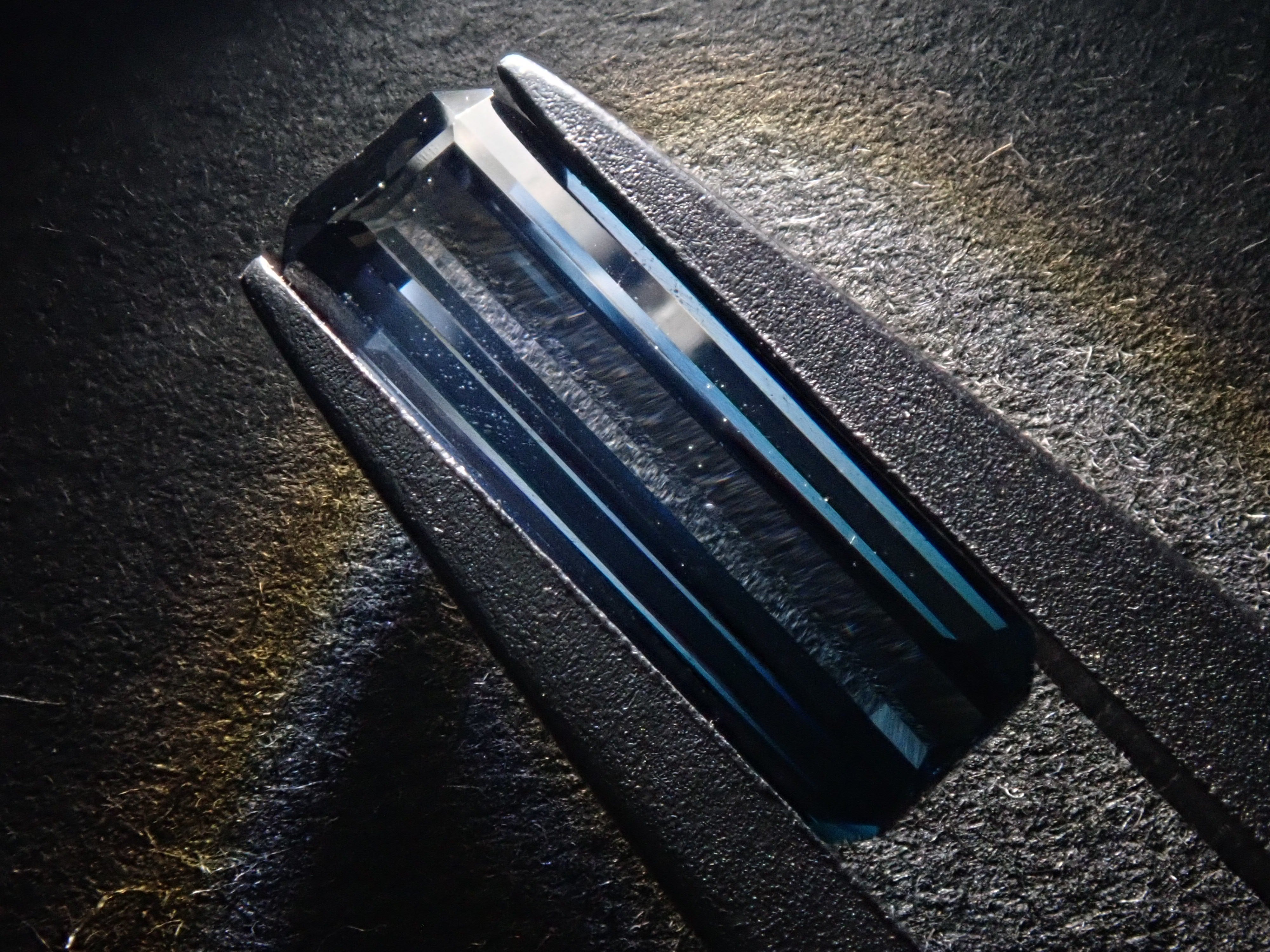 バイカラースピネル 1.630ctルース(ブルー/グレー系)