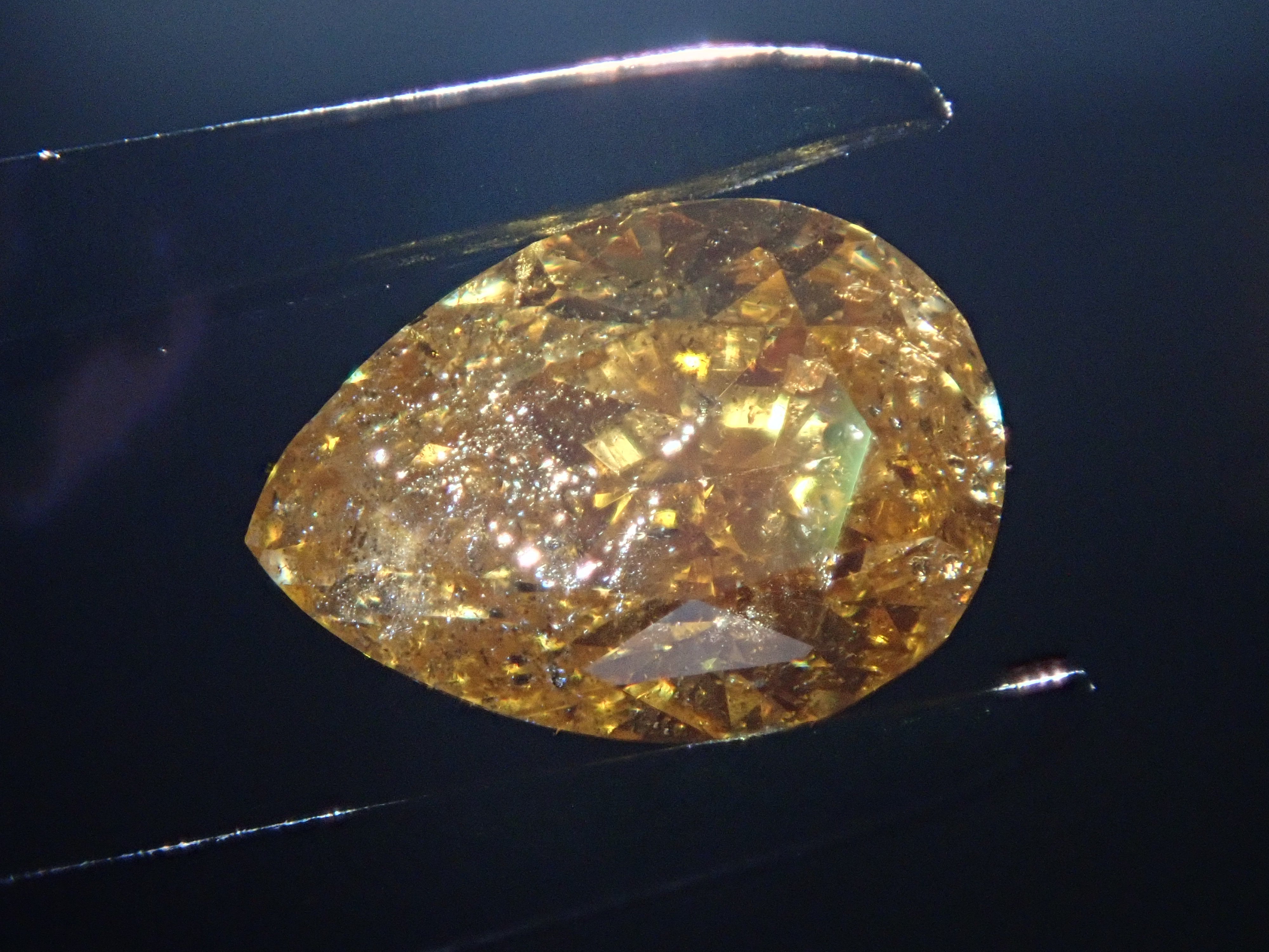 イエローダイヤモンド 0.706ctルース(FANCY DEEP ORANGY YELLOW, I-1)