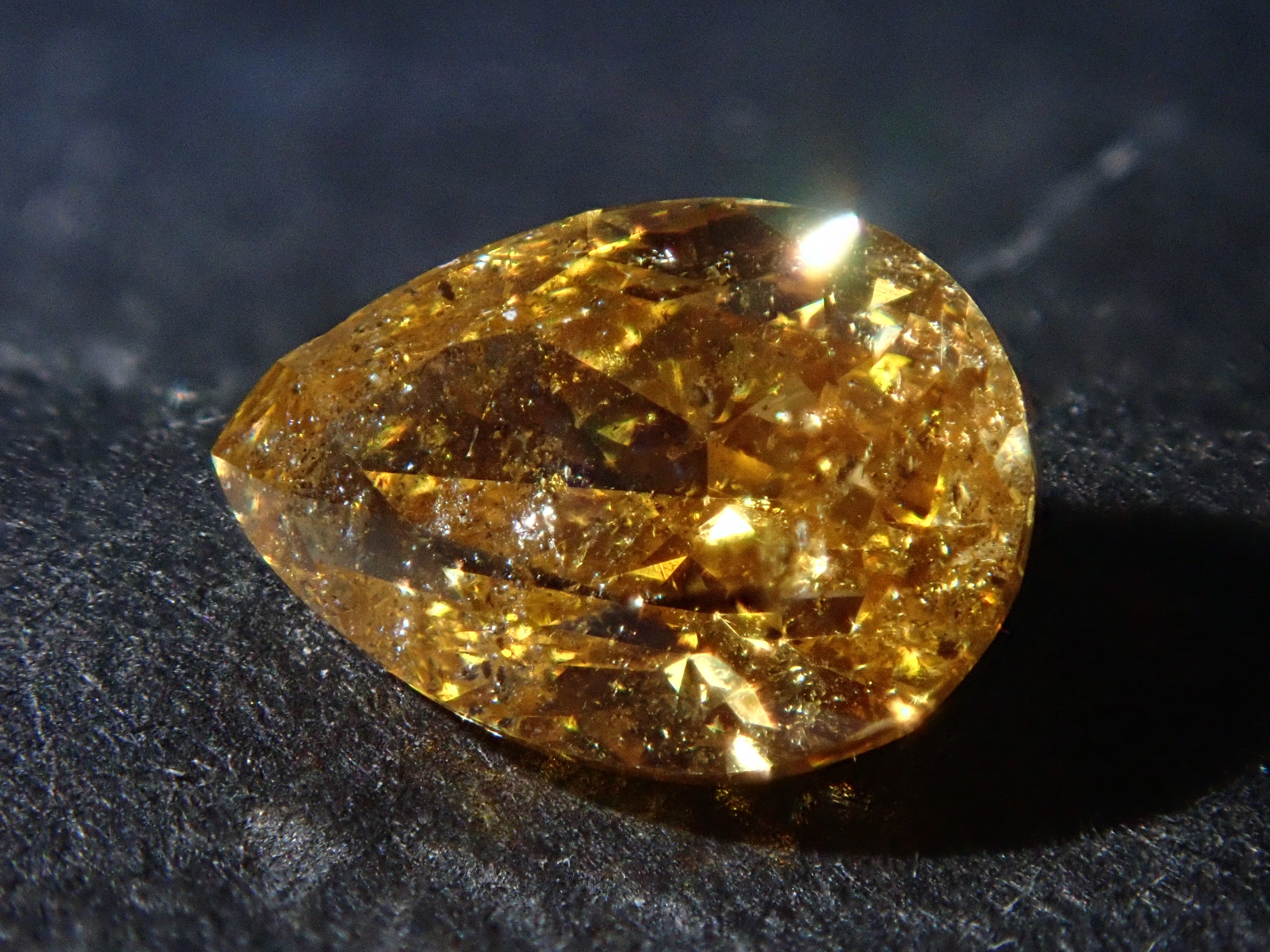 イエローダイヤモンド 0.706ctルース(FANCY DEEP ORANGY YELLOW, I-1)