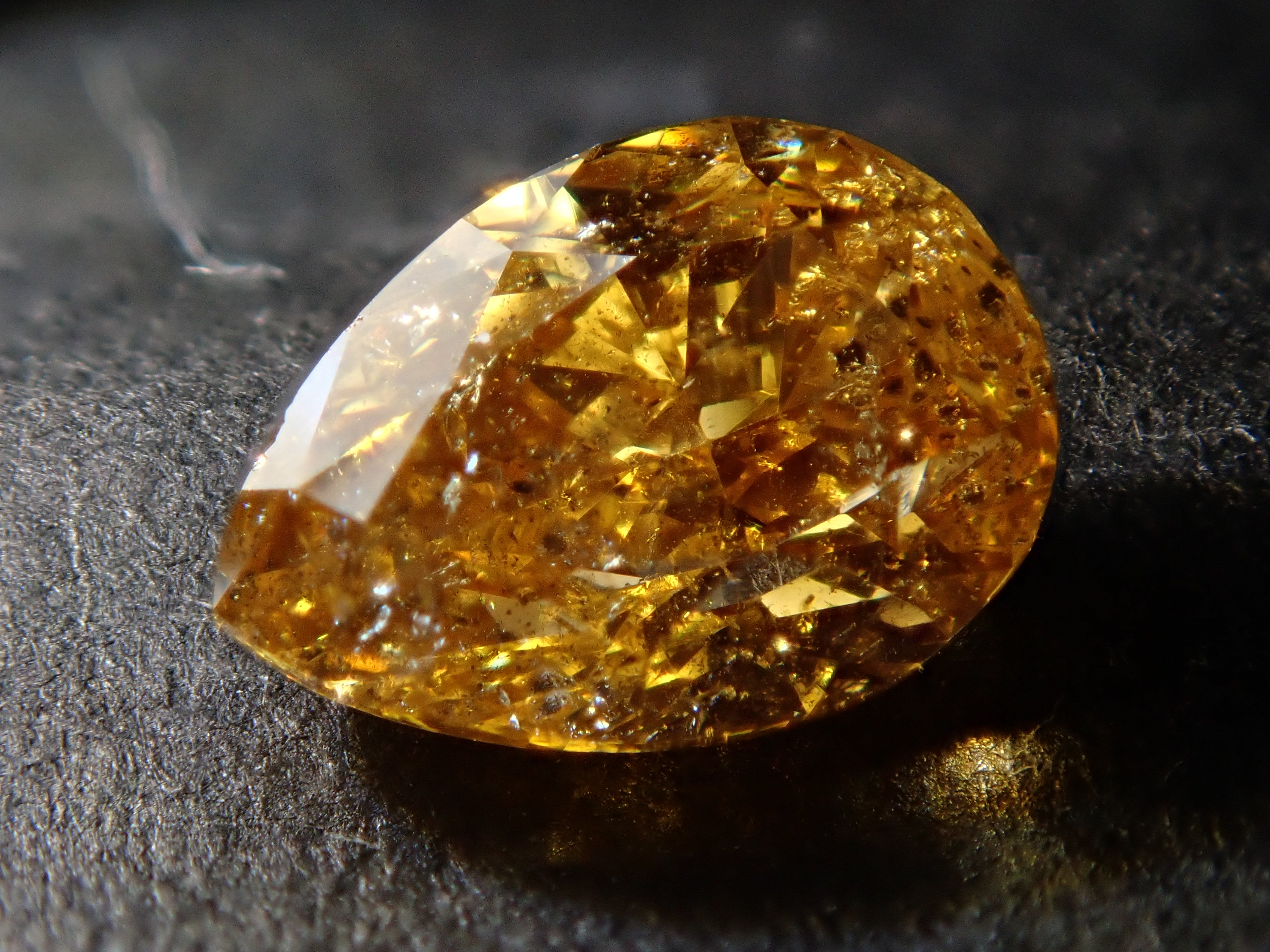 イエローダイヤモンド 0.706ctルース(FANCY DEEP ORANGY YELLOW, I-1)