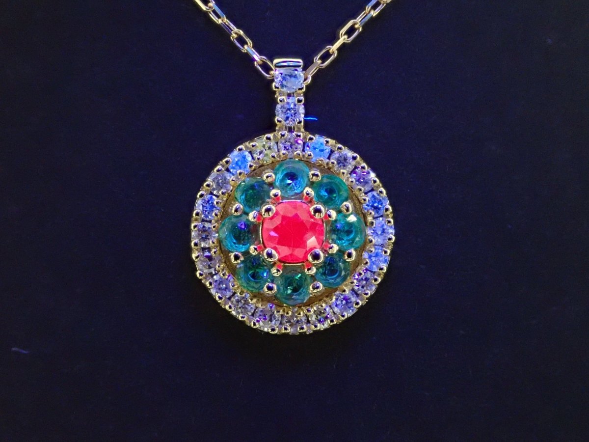 K18ルビー0.12ct・エメラルド・ダイヤモンドペンダント(ネックレス) - カラッツSTORE