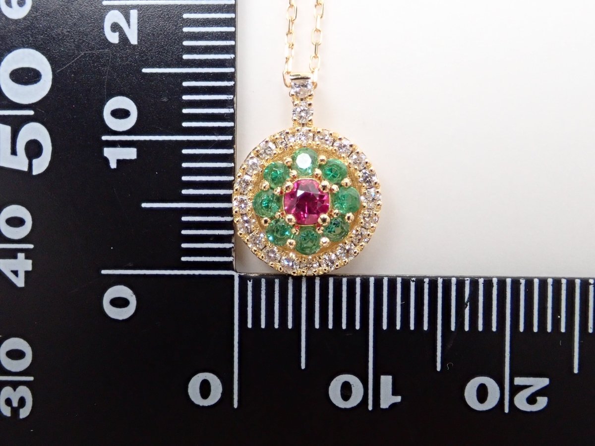 K18ルビー0.12ct・エメラルド・ダイヤモンドペンダント(ネックレス) - カラッツSTORE