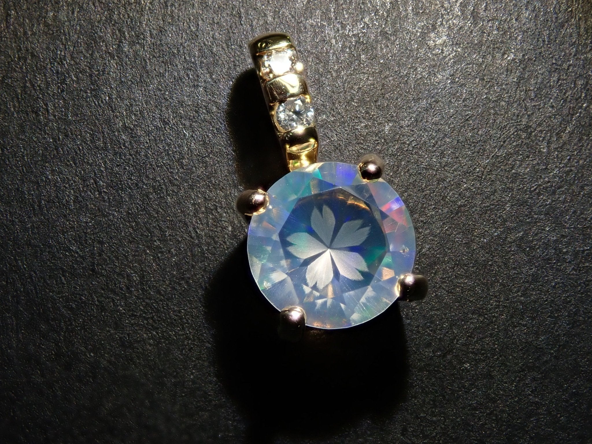K18ウォーターオパール0.37ct ペンダントトップ(さくらインカット) - KARATZ STORE|カラッツSTORE
