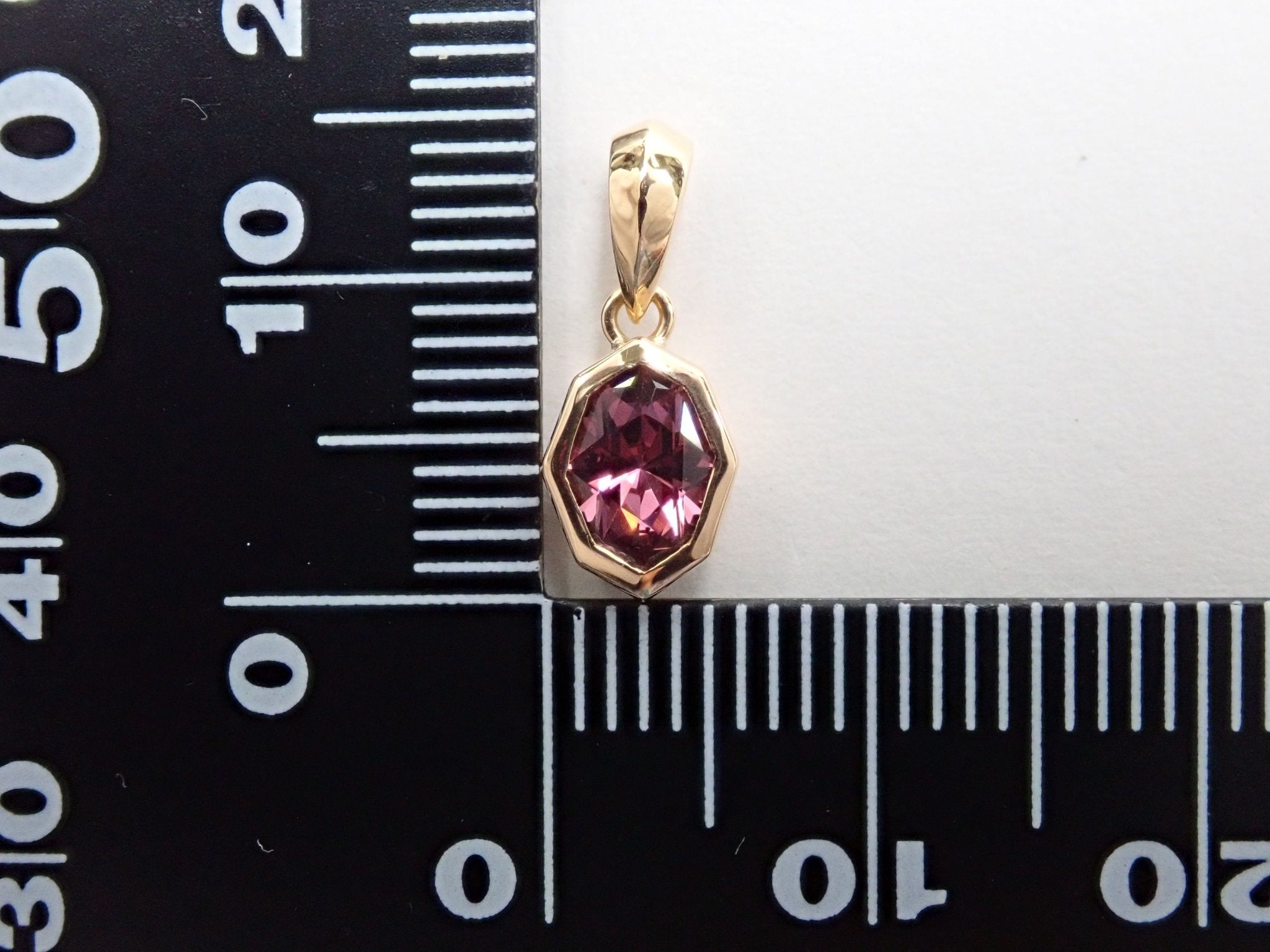 K18スピネル0.548ct ペンダントトップ(ネックレストップ) - KARATZ STORE|カラッツSTORE