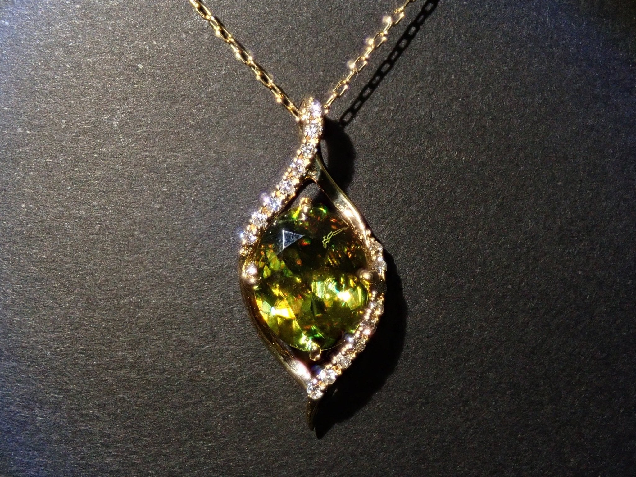 K18スフェーン2.48ct ペンダント(ネックレス) - KARATZ STORE|カラッツSTORE