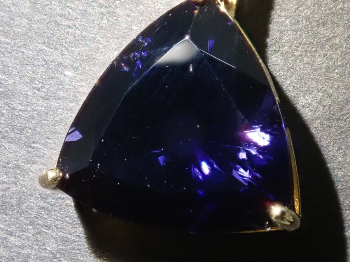K18アイオライト3.48ct ペンダントトップ(ネックレストップ) - カラッツSTORE