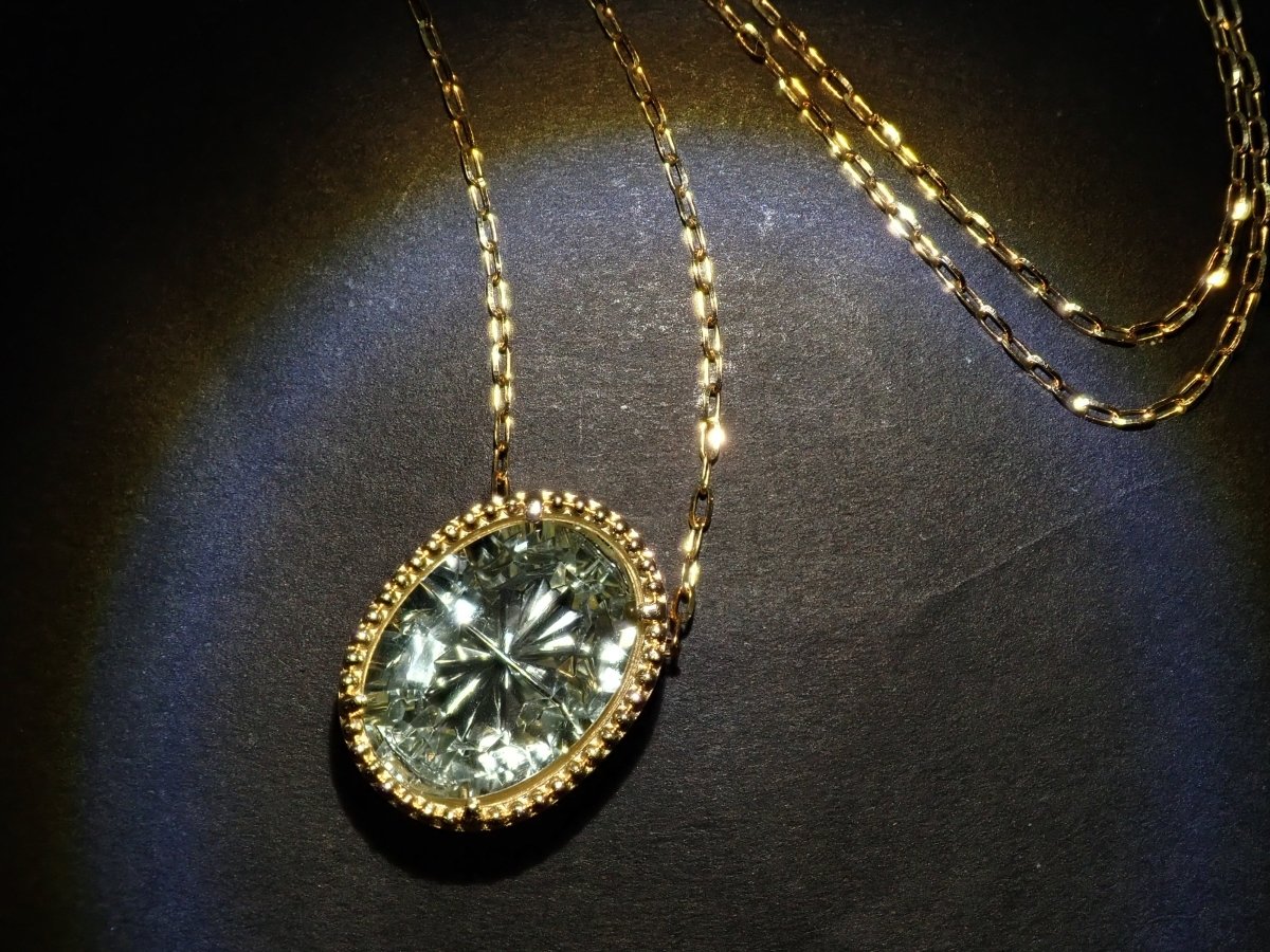 【甲州貴石切子】K18グリーンクォーツ4.592ct ペンダント(2wayタイプ) - カラッツSTORE
