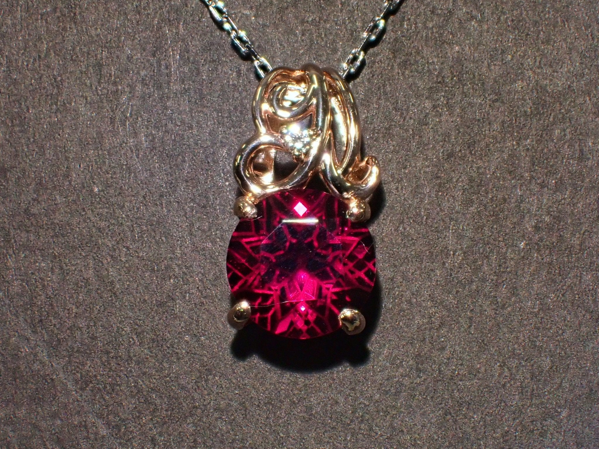 K18PGロードライトガーネット1.48ct ペンダント(ダンデライオンカット) - KARATZ STORE|カラッツSTORE