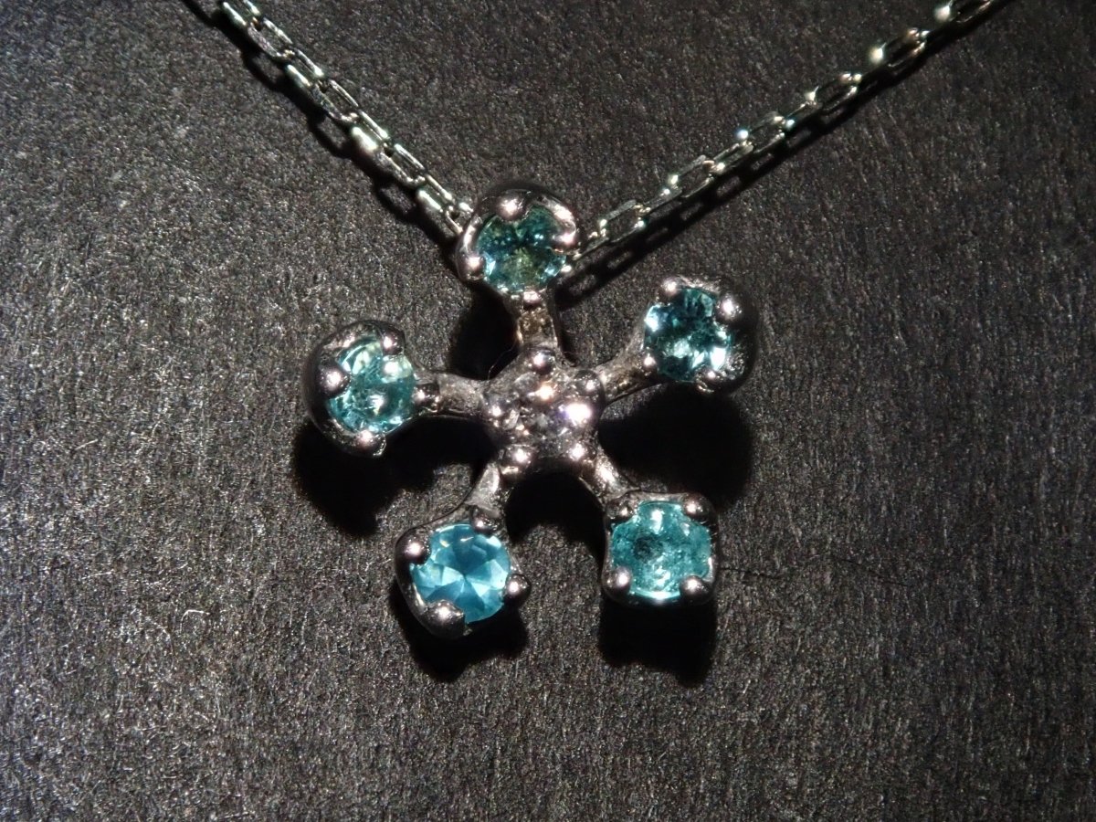 K18WGパライバトルマリン0.08ct ペンダント(ネックレス) - カラッツSTORE