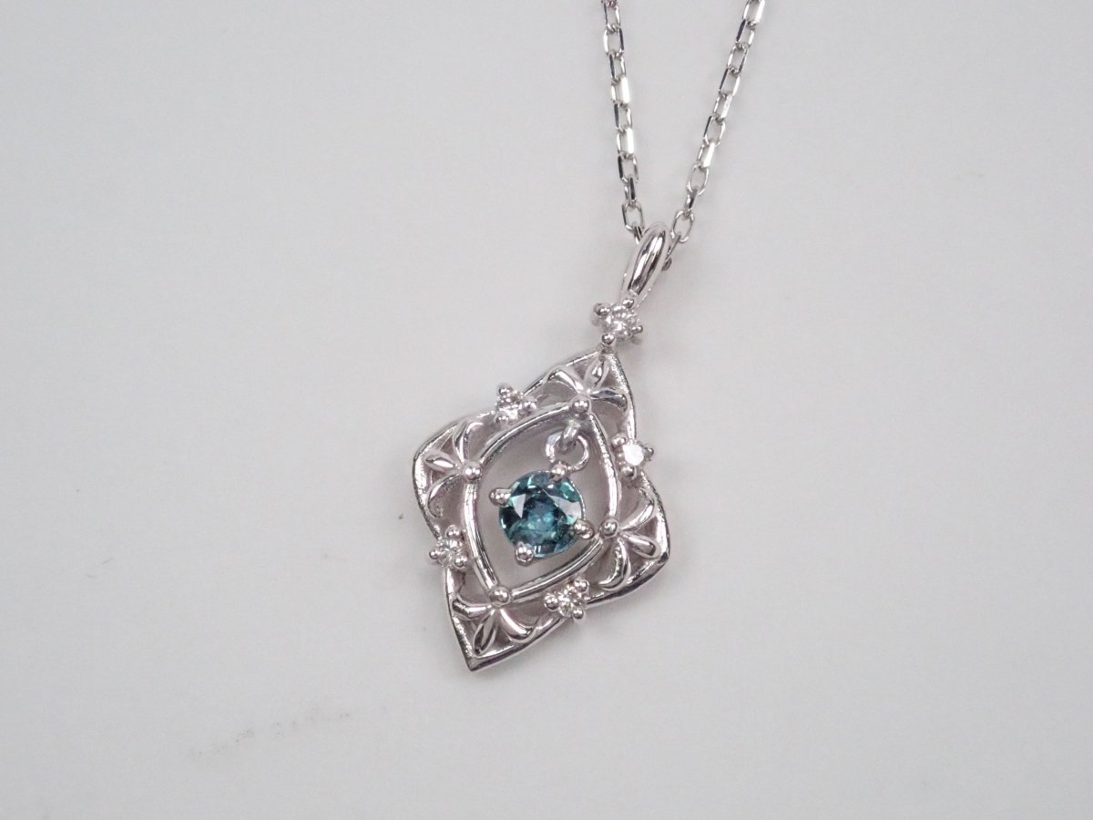 K18WGアレキサンドライト0.12ct ペンダント(ネックレス) - カラッツSTORE