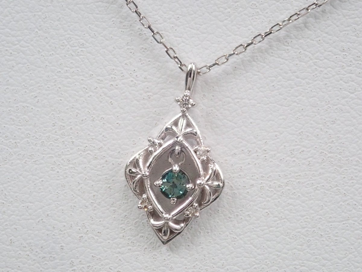 K18WGアレキサンドライト0.12ct ペンダント(ネックレス) - カラッツSTORE