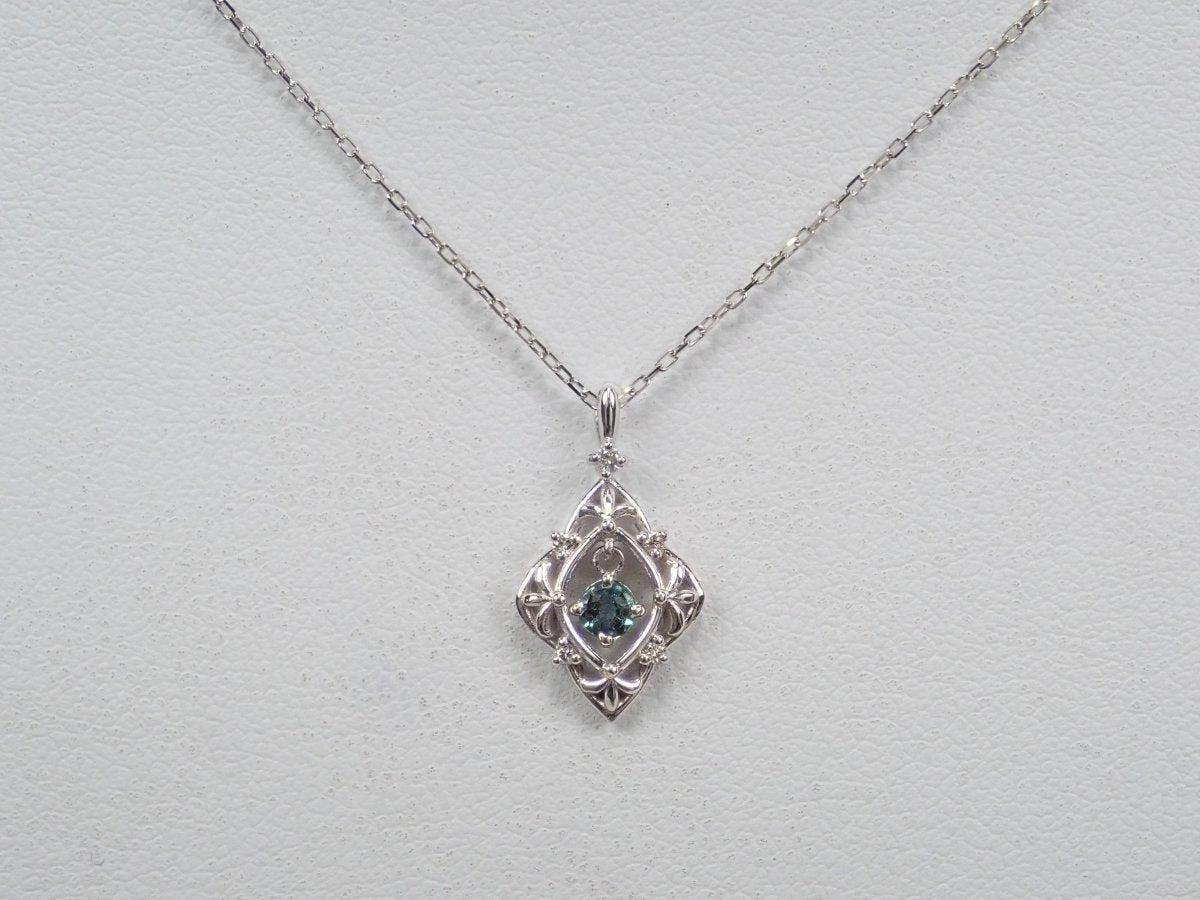 K18WGアレキサンドライト0.12ct ペンダント(ネックレス) - カラッツSTORE