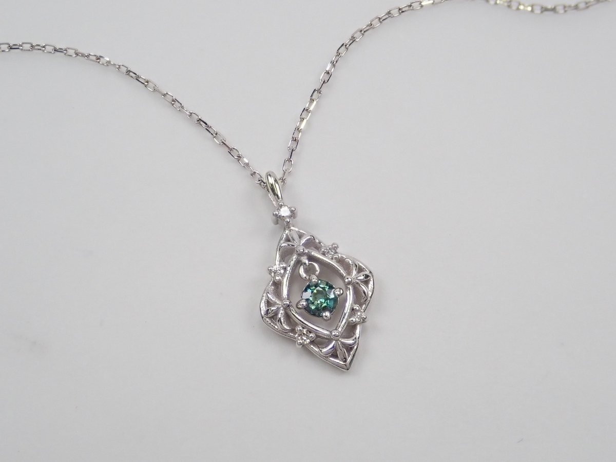 K18WGアレキサンドライト0.12ct ペンダント(ネックレス) - カラッツSTORE