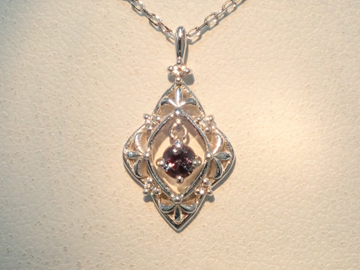 K18WGアレキサンドライト0.12ct ペンダント(ネックレス) - カラッツSTORE