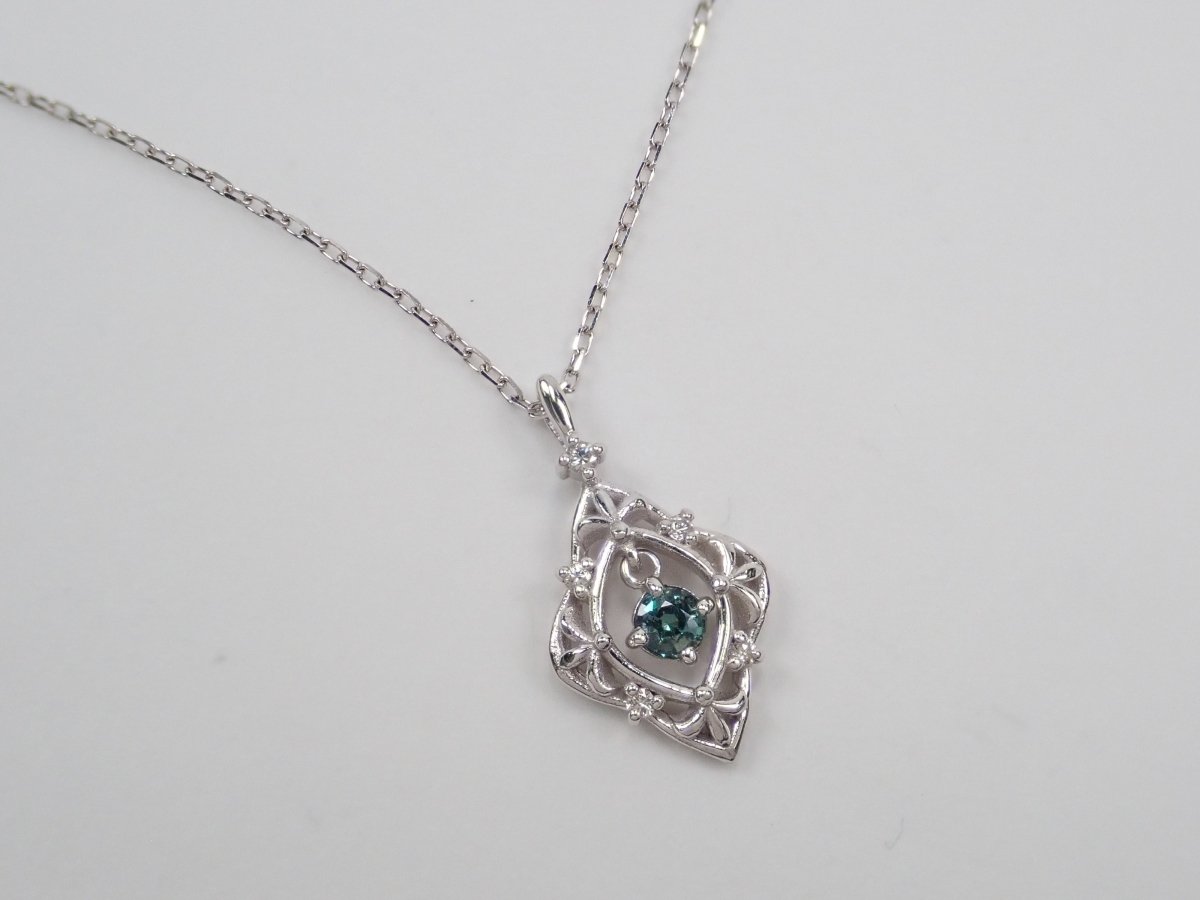 K18WGアレキサンドライト0.12ct ペンダント(ネックレス) - カラッツSTORE