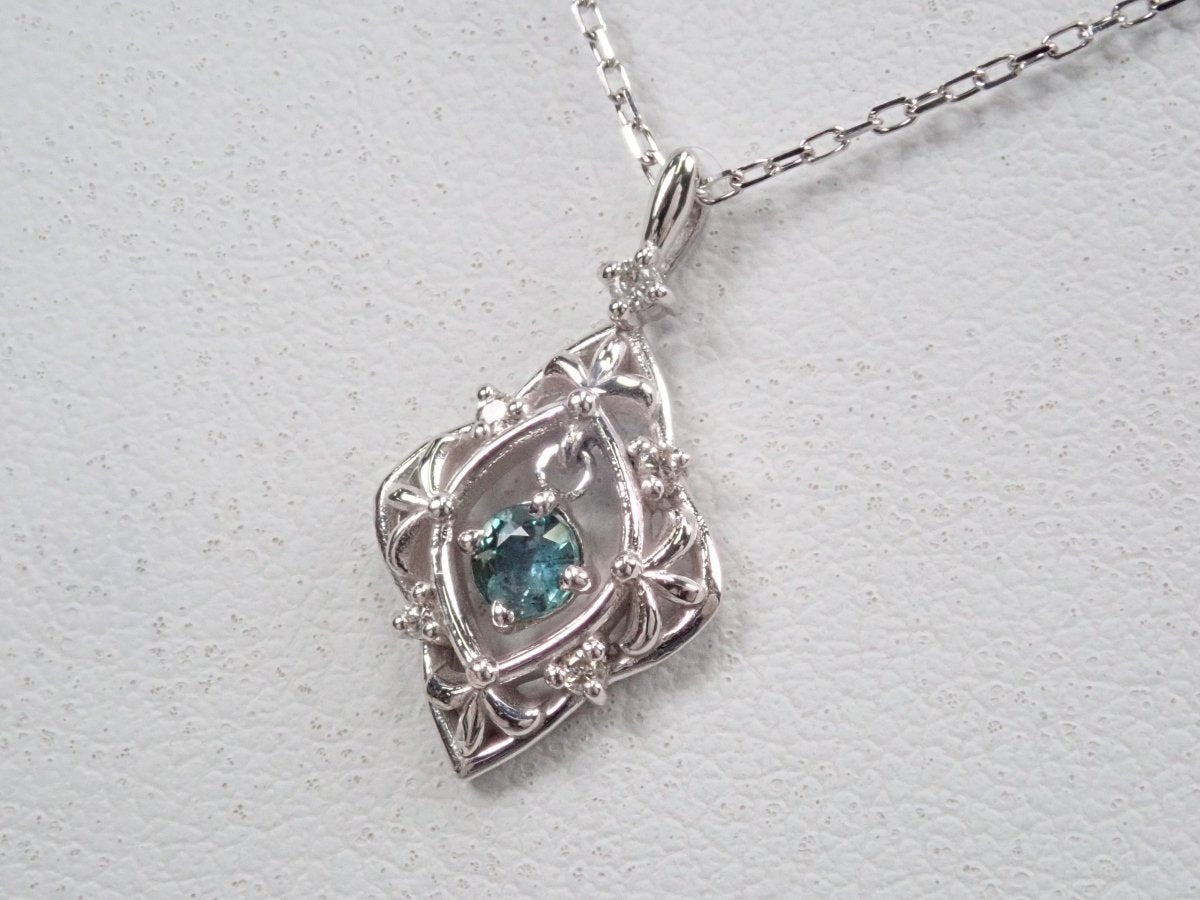 K18WGアレキサンドライト0.12ct ペンダント(ネックレス) - カラッツSTORE