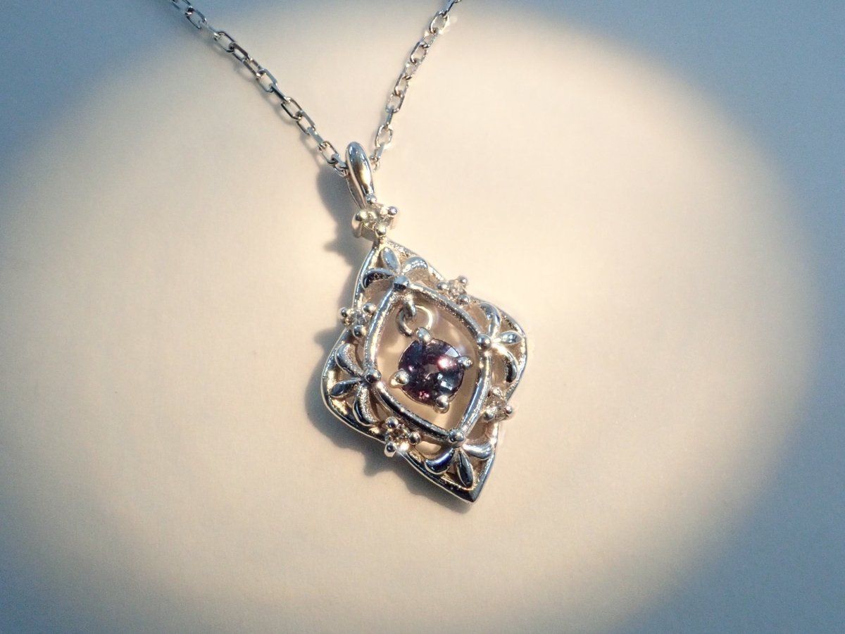 K18WGアレキサンドライト0.12ct ペンダント(ネックレス) - カラッツSTORE