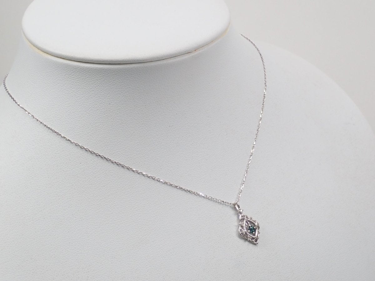 K18WGアレキサンドライト0.12ct ペンダント(ネックレス) - カラッツSTORE