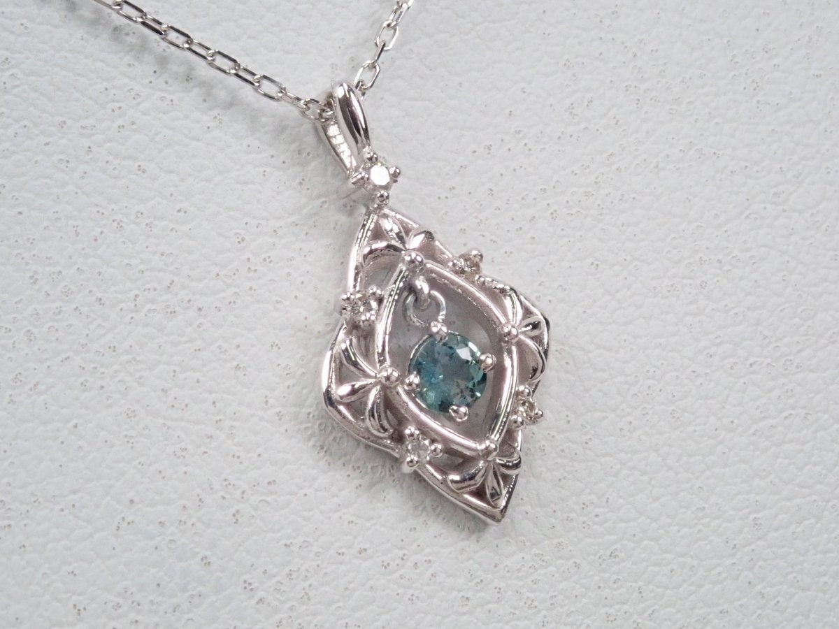 K18WGアレキサンドライト0.12ct ペンダント(ネックレス) - カラッツSTORE