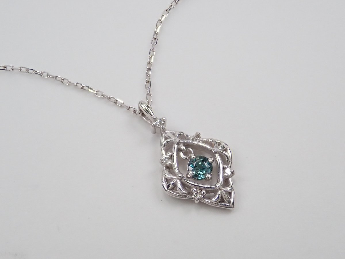 K18WGアレキサンドライト0.12ct ペンダント(ネックレス) - カラッツSTORE