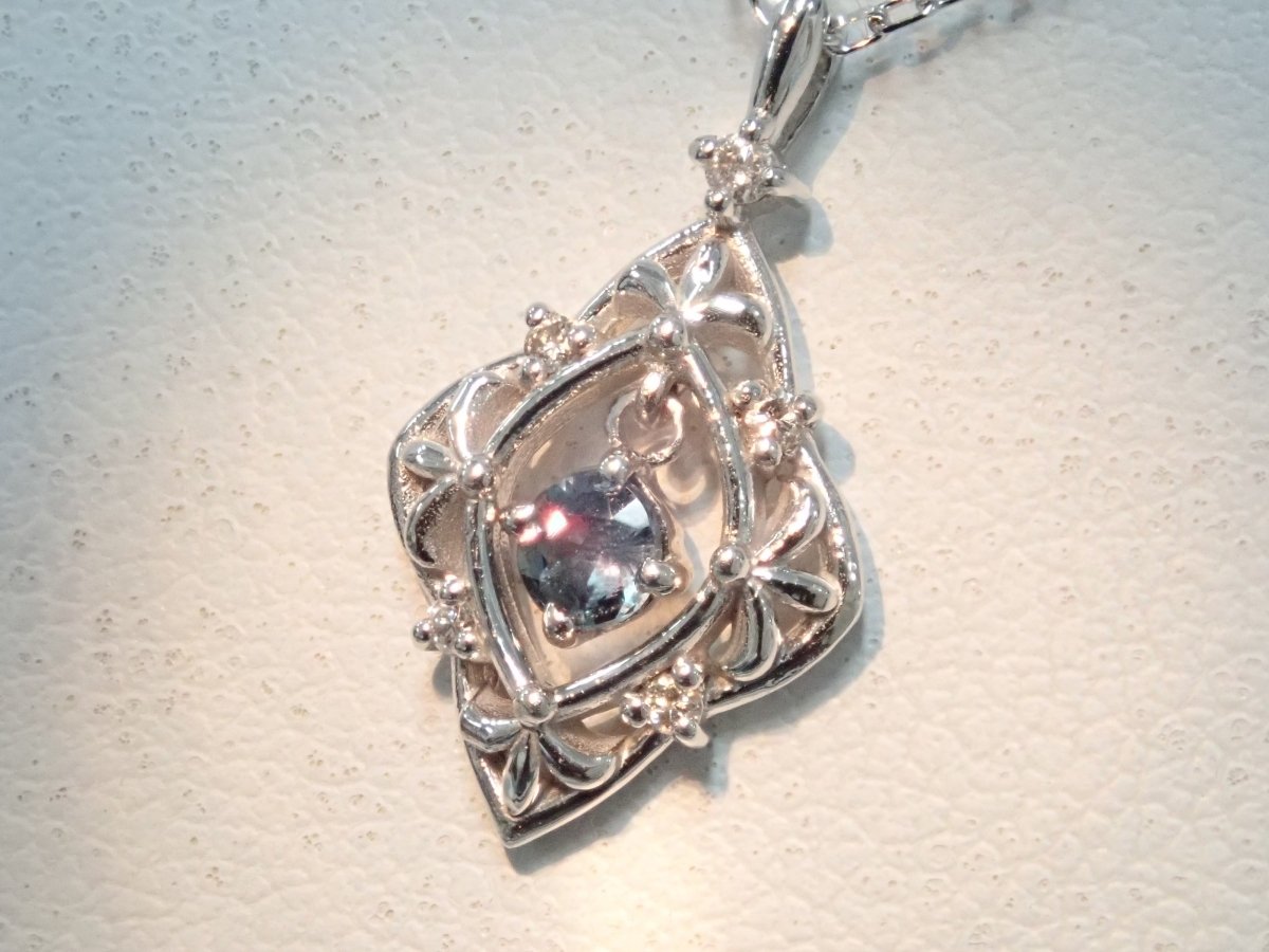 K18WGアレキサンドライト0.12ct ペンダント(ネックレス) - カラッツSTORE